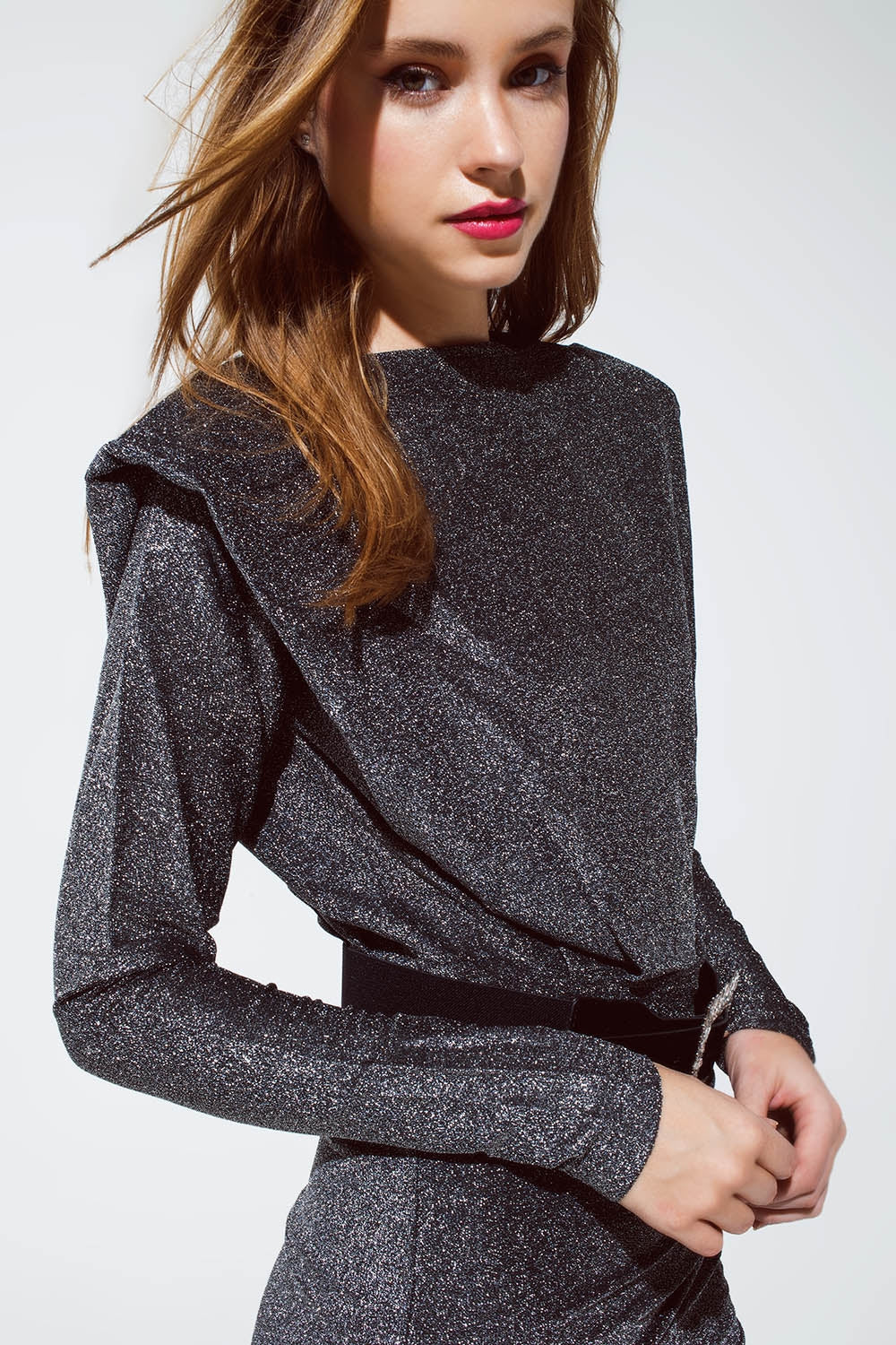 Robe argentée brillante avec détail de dos ouvert