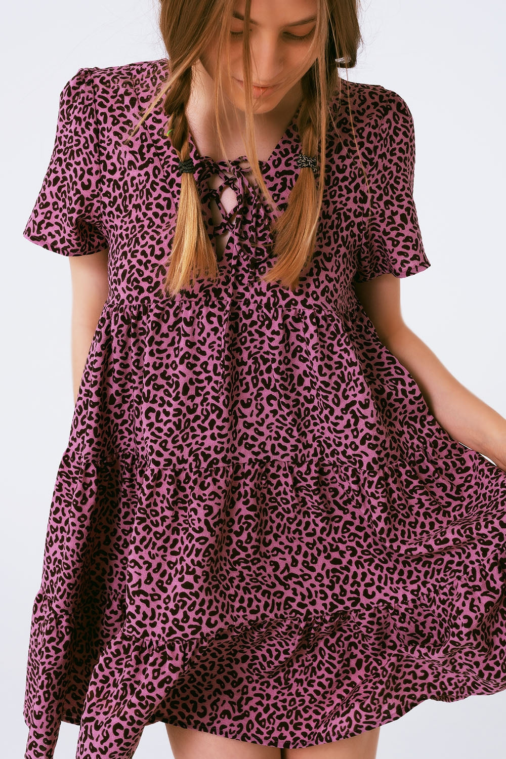 Robe baby doll à manches courtes avec détail au niveau du cou imprimé léopard violet
