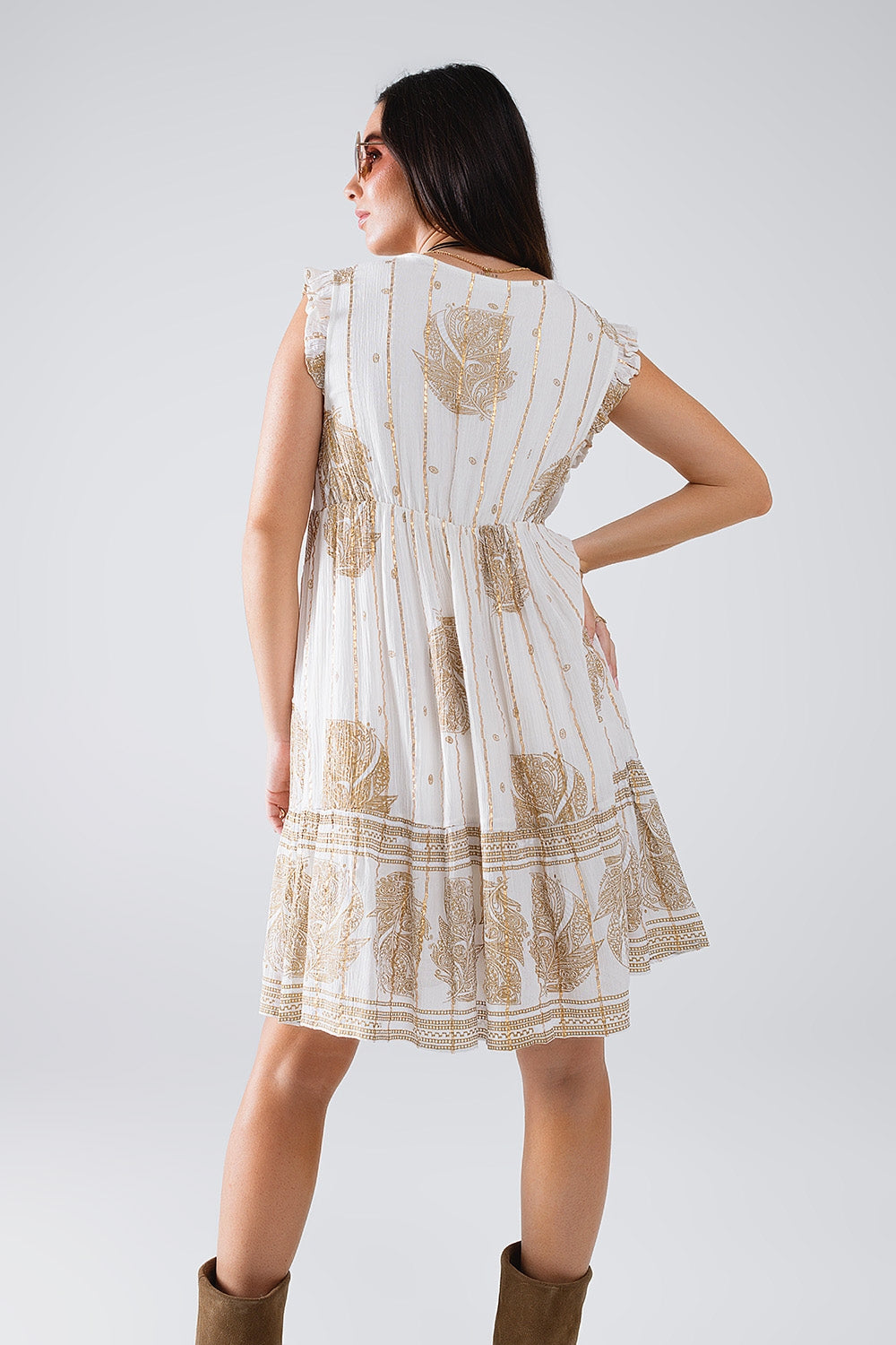 Robe babydoll courte avec imprimé feuilles et fil de Lurex en blanc