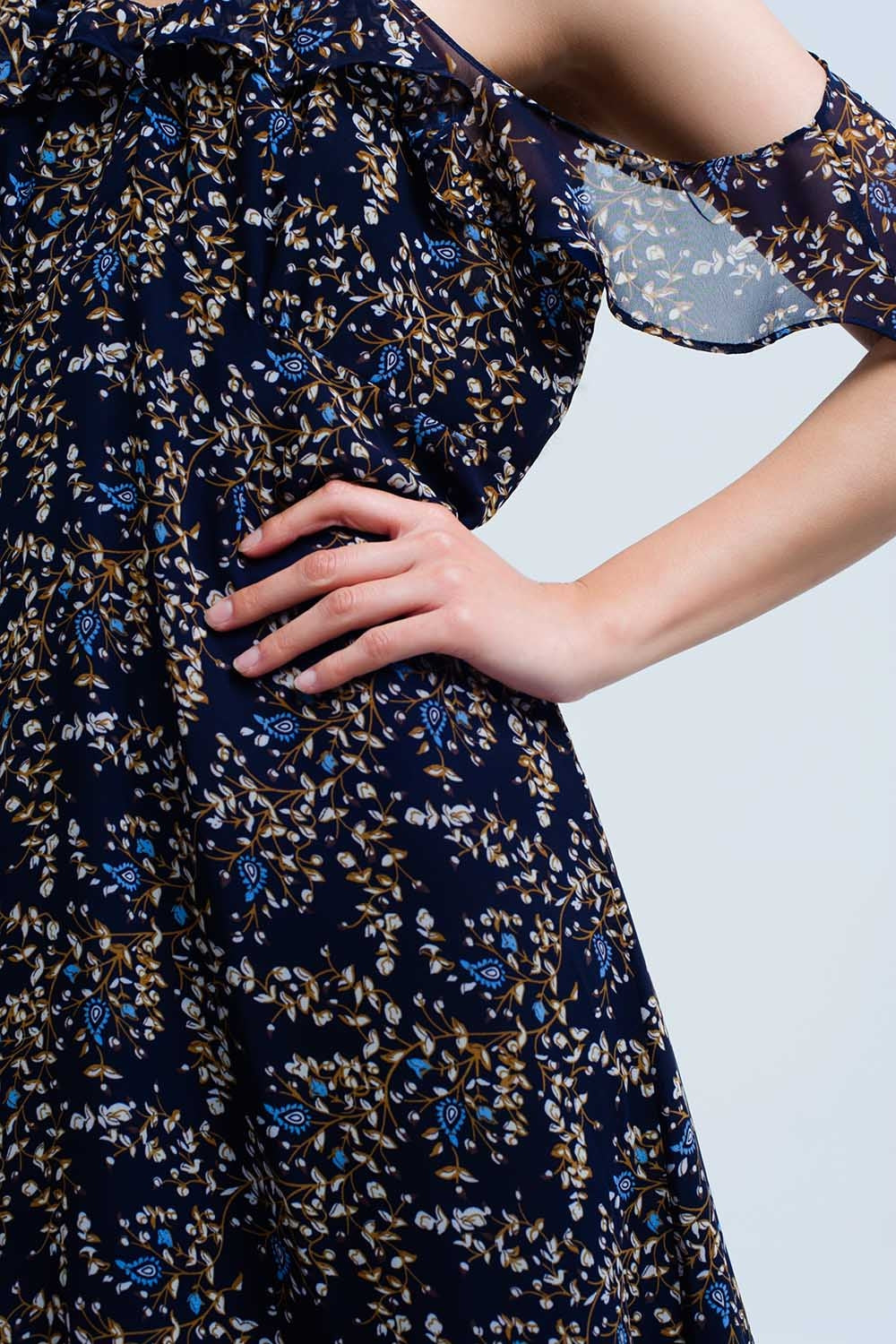 Robe bleu marine avec des fleurs et des volants imprimés