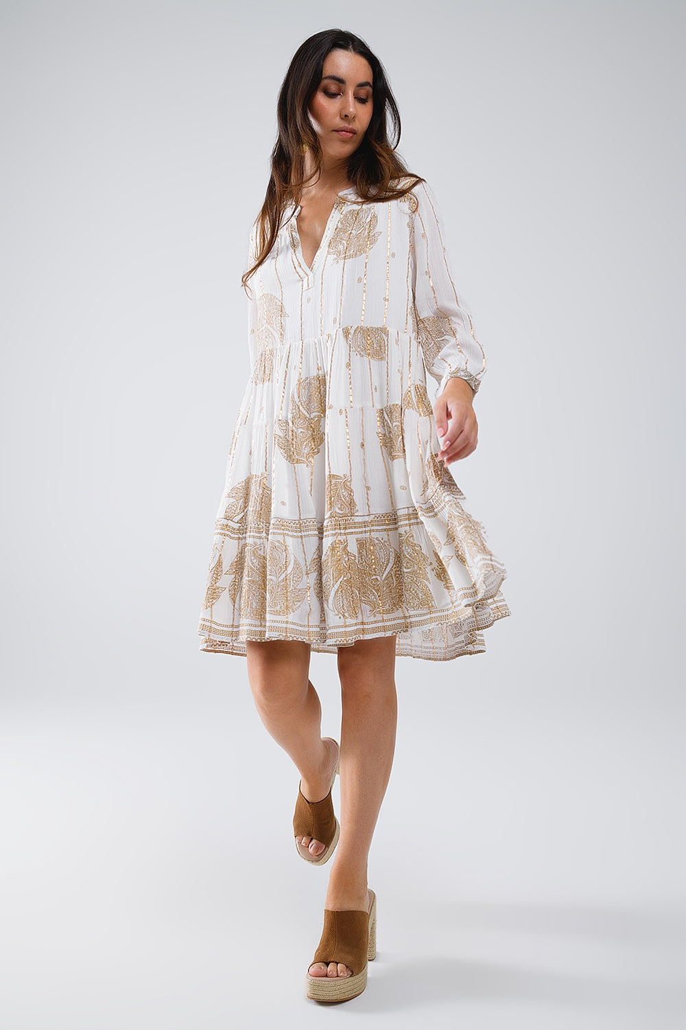 Q2 Robe bohème à manches longues avec imprimé feuilles et détails en lurex en blanc
