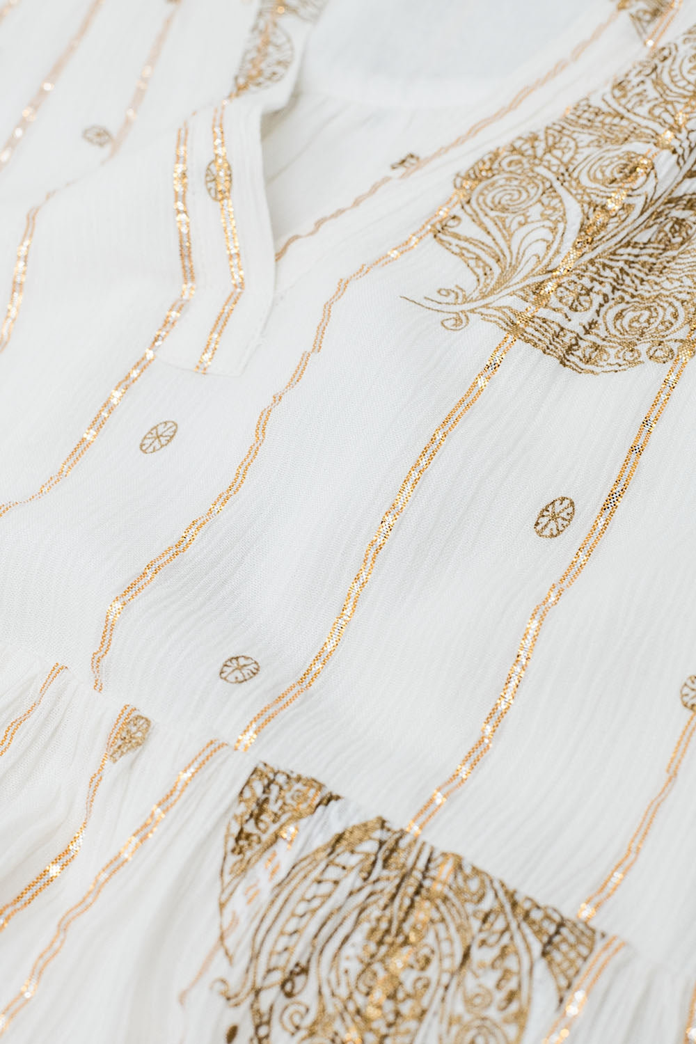 Robe bohème à manches longues avec imprimé feuilles et détails en lurex en blanc