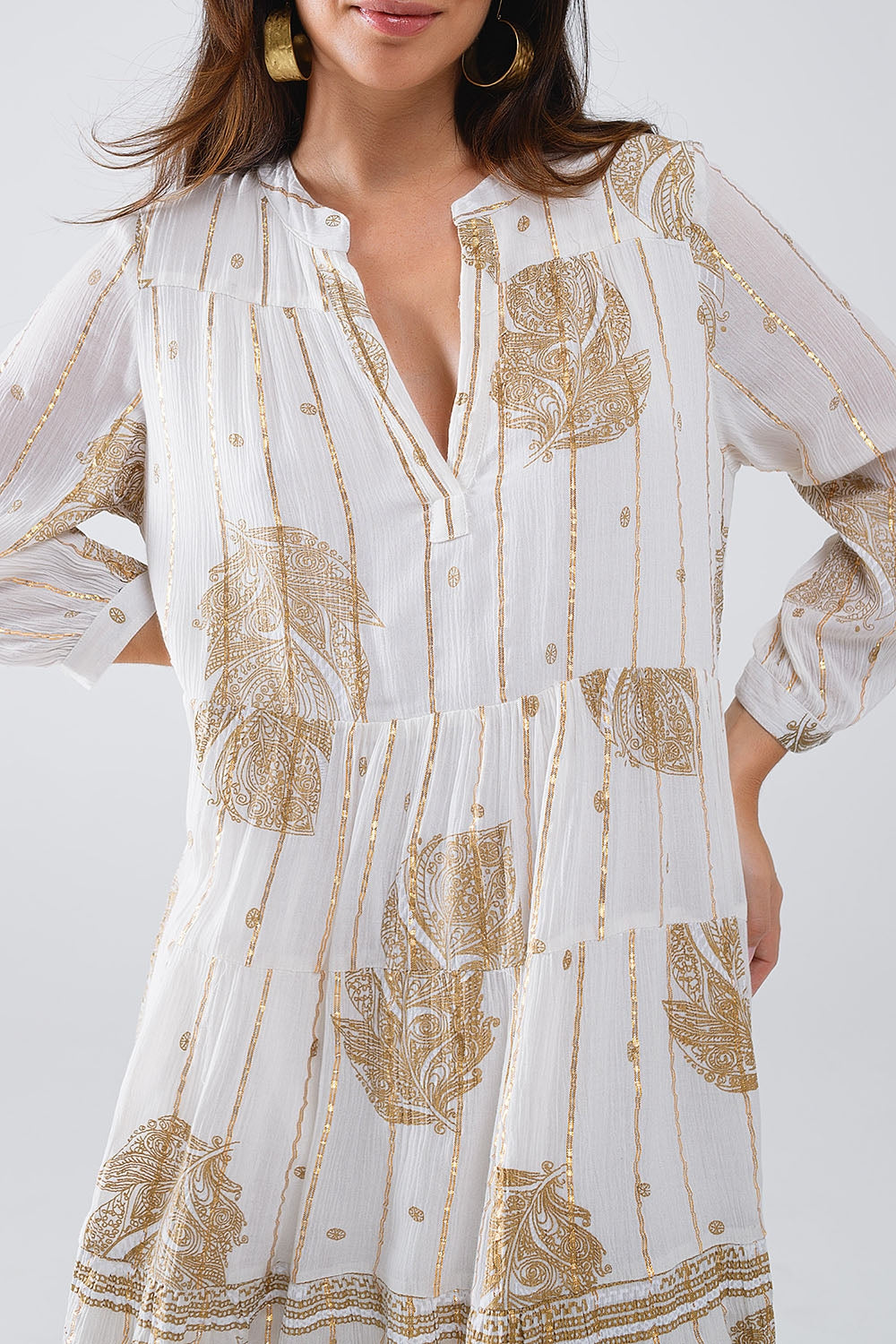 Robe bohème à manches longues avec imprimé feuilles et détails en lurex en blanc