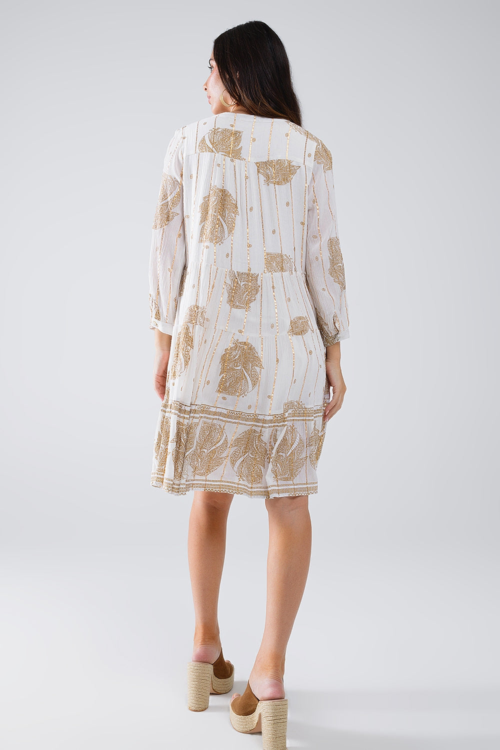 Robe bohème à manches longues avec imprimé feuilles et détails en lurex en blanc