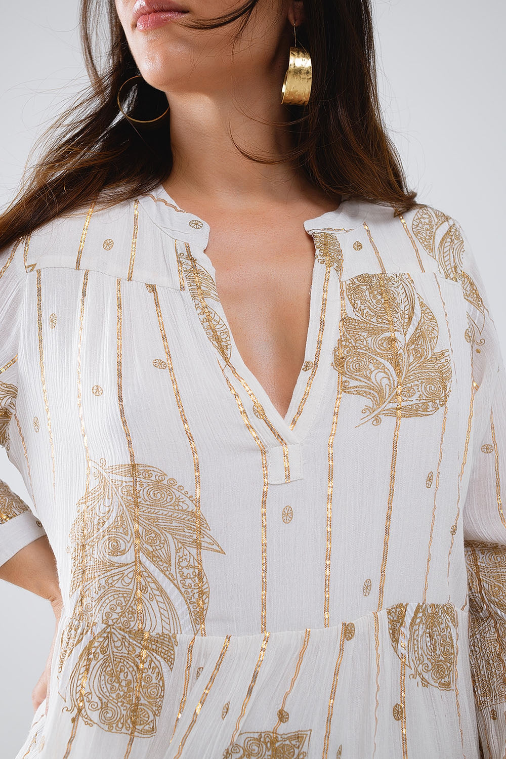 Robe bohème à manches longues avec imprimé feuilles et détails en lurex en blanc
