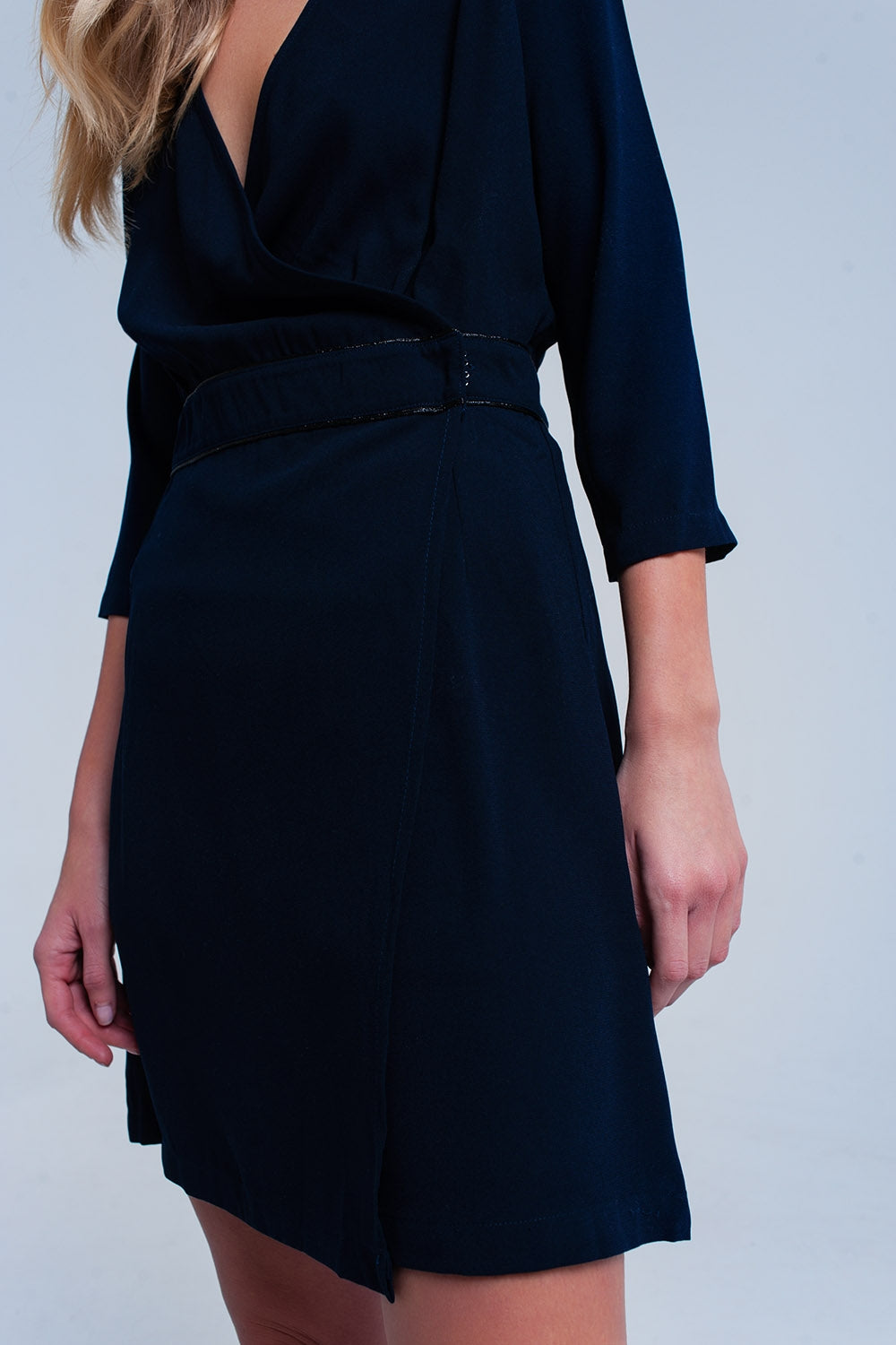 Robe cache-coeur bleu avec détail dentelle