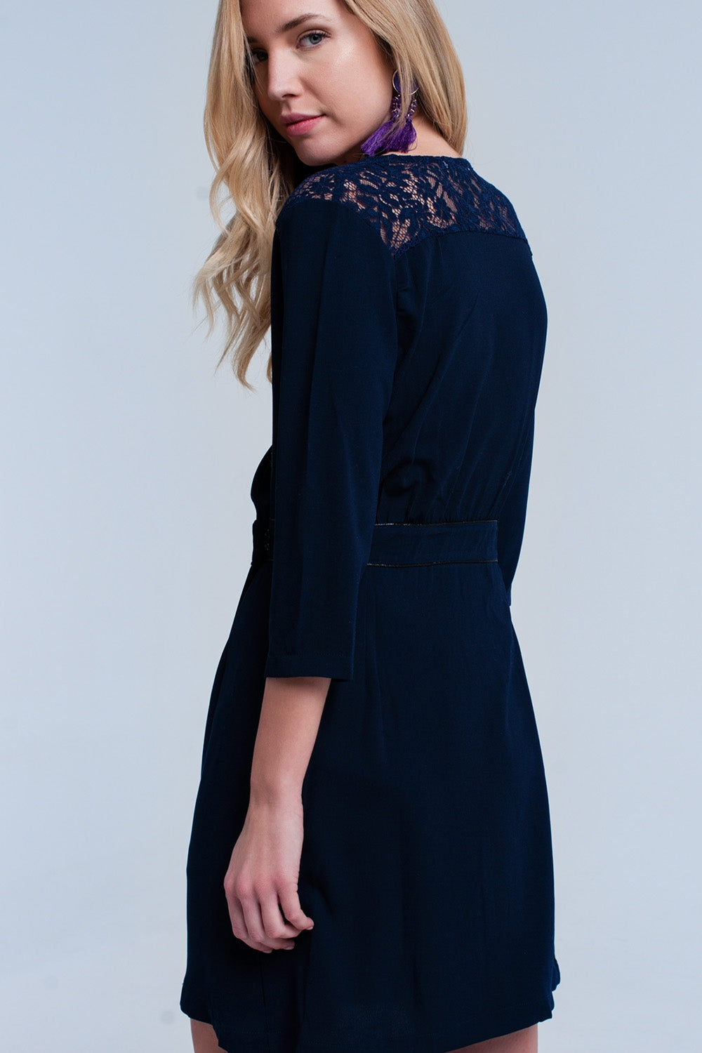 Robe cache-coeur bleu avec détail dentelle