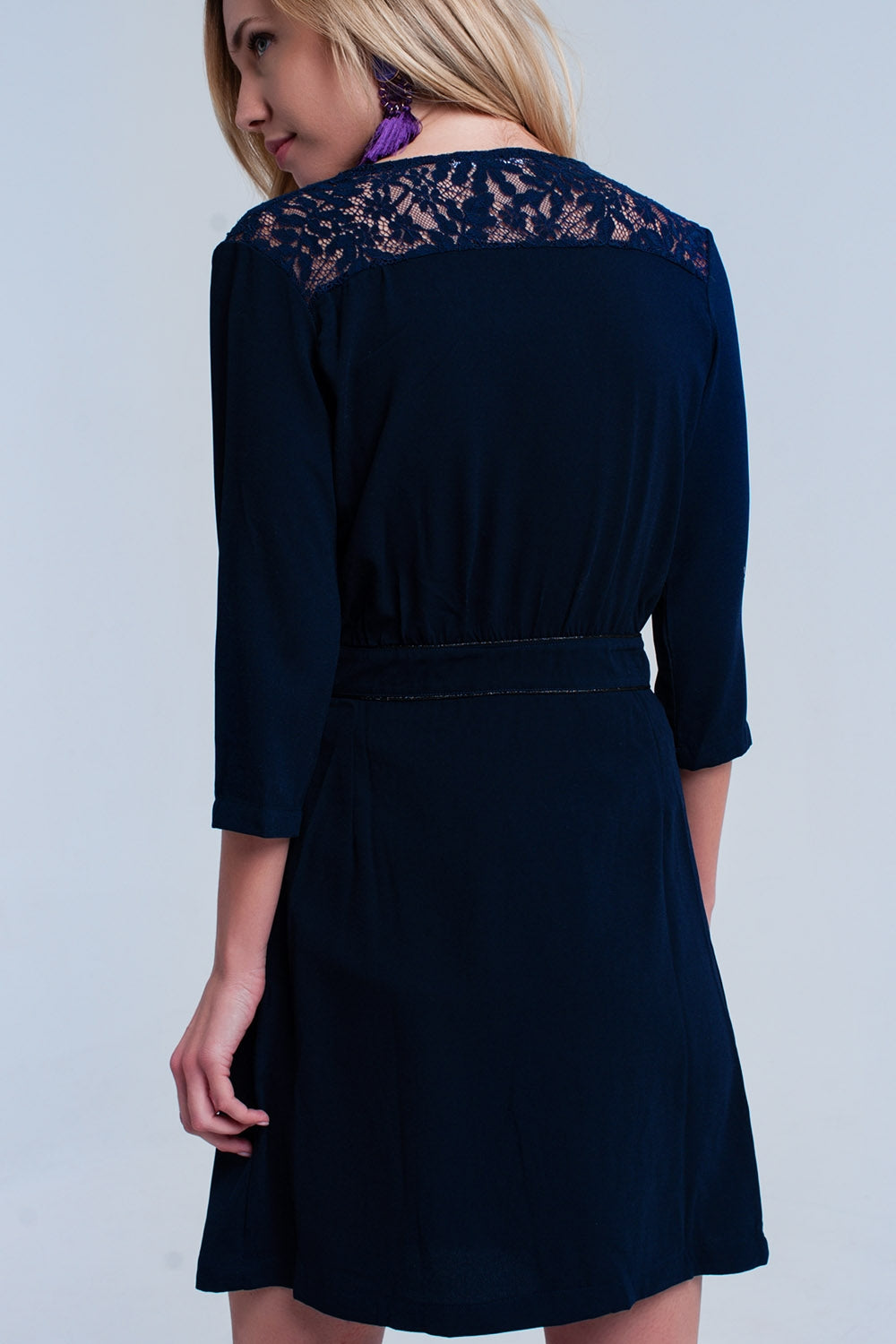 Robe cache-coeur bleu avec détail dentelle