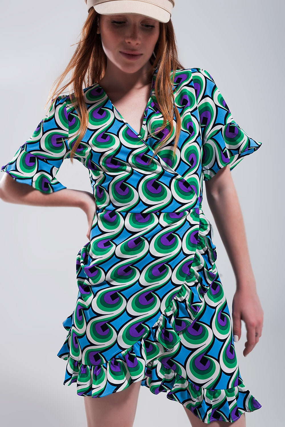 Robe cache cœur courte avec ourlet à volants et imprimé style années 70 bleu