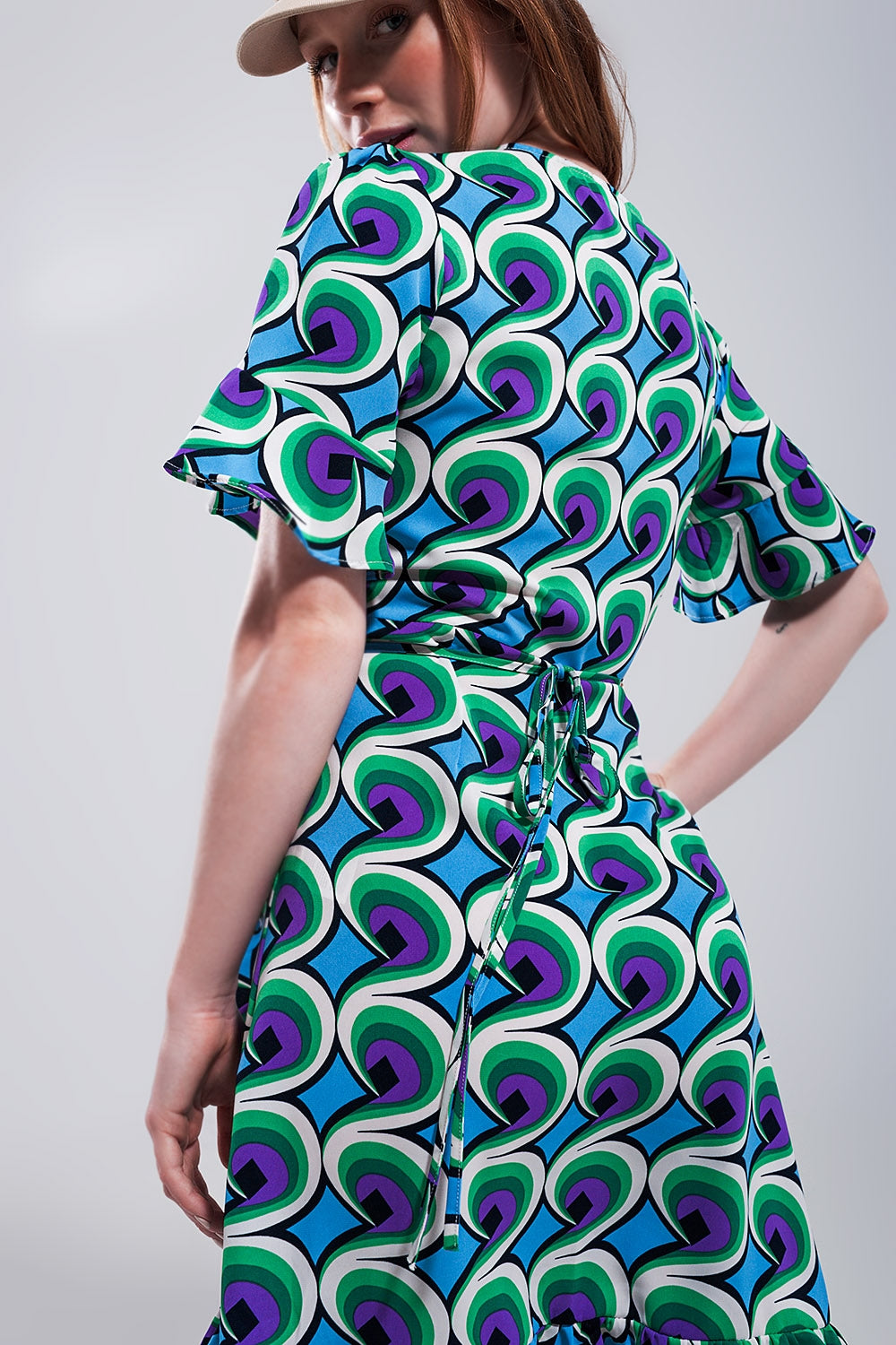Robe cache cœur courte avec ourlet à volants et imprimé style années 70 bleu