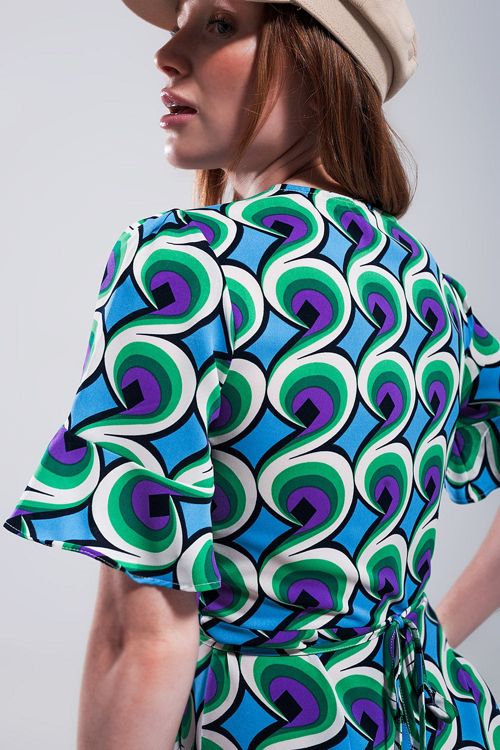 Robe cache cœur courte avec ourlet à volants et imprimé style années 70 bleu