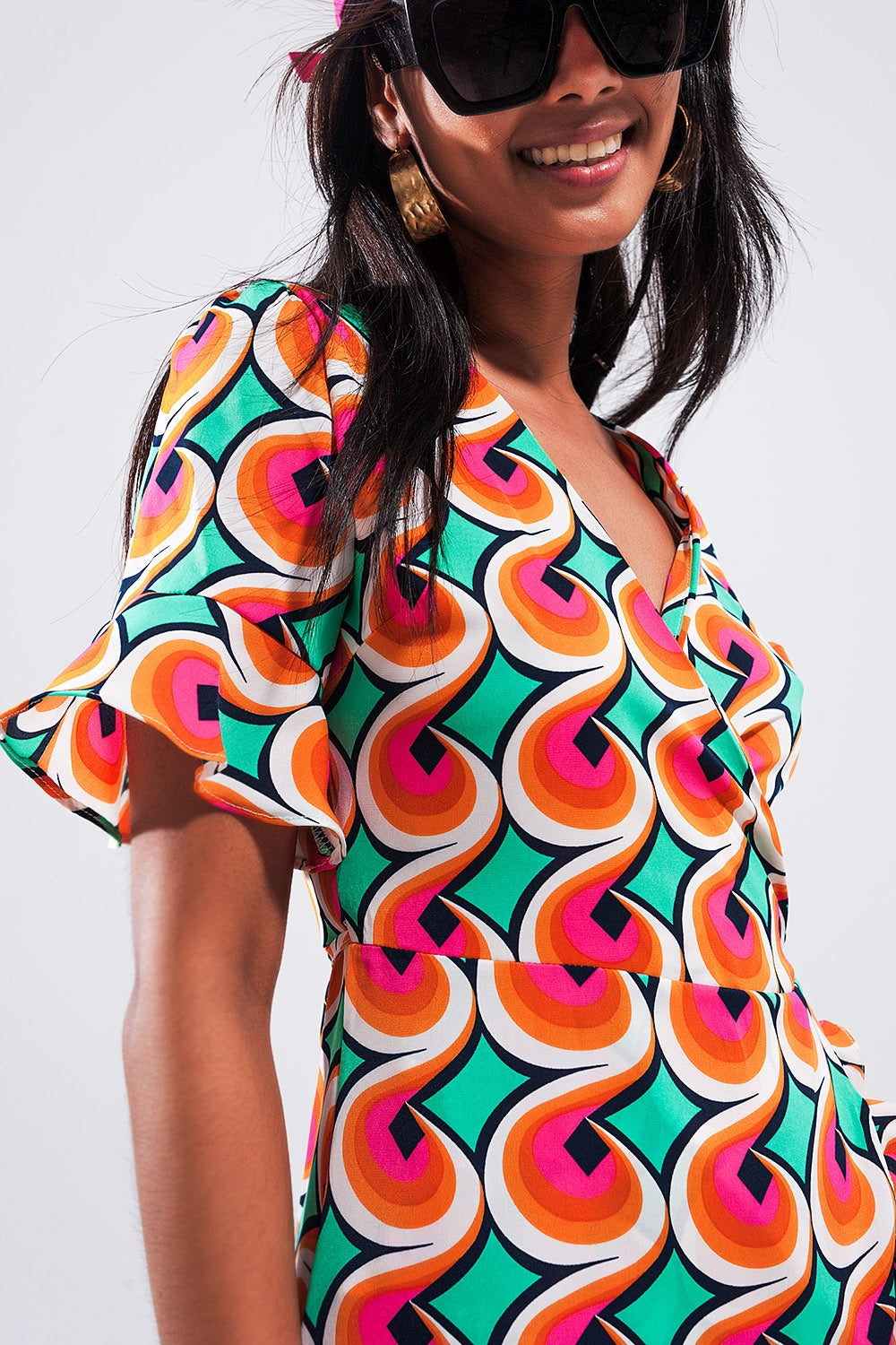 Robe cache cœur courte avec ourlet à volants et imprimé style années 70 orange