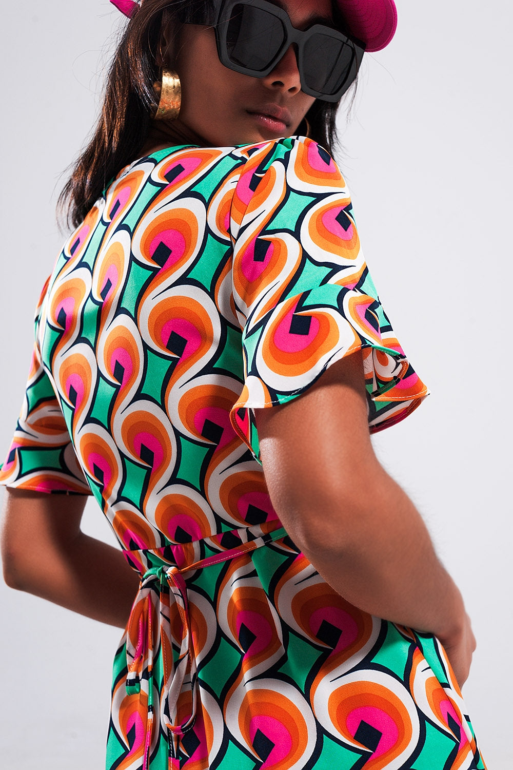 Robe cache cœur courte avec ourlet à volants et imprimé style années 70 orange