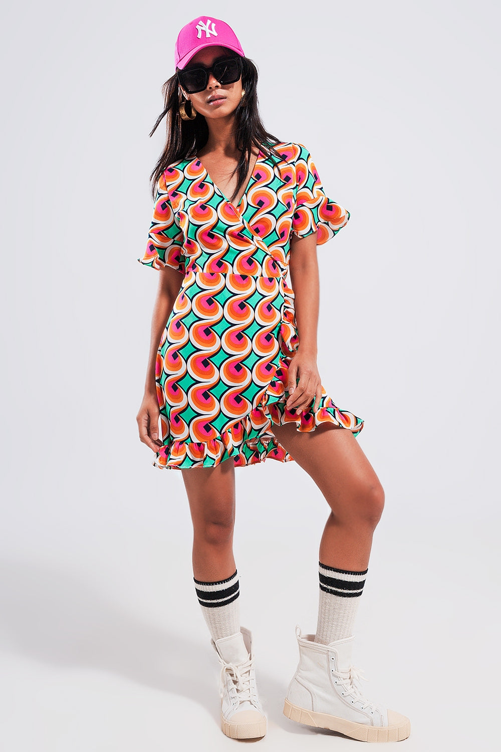 Robe cache cœur courte avec ourlet à volants et imprimé style années 70 orange