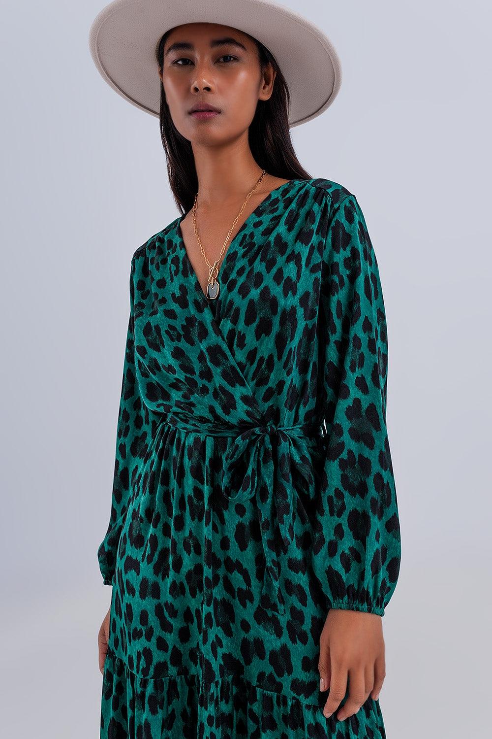 Robe cache cœur longue avec manches longues et volants étagés verte