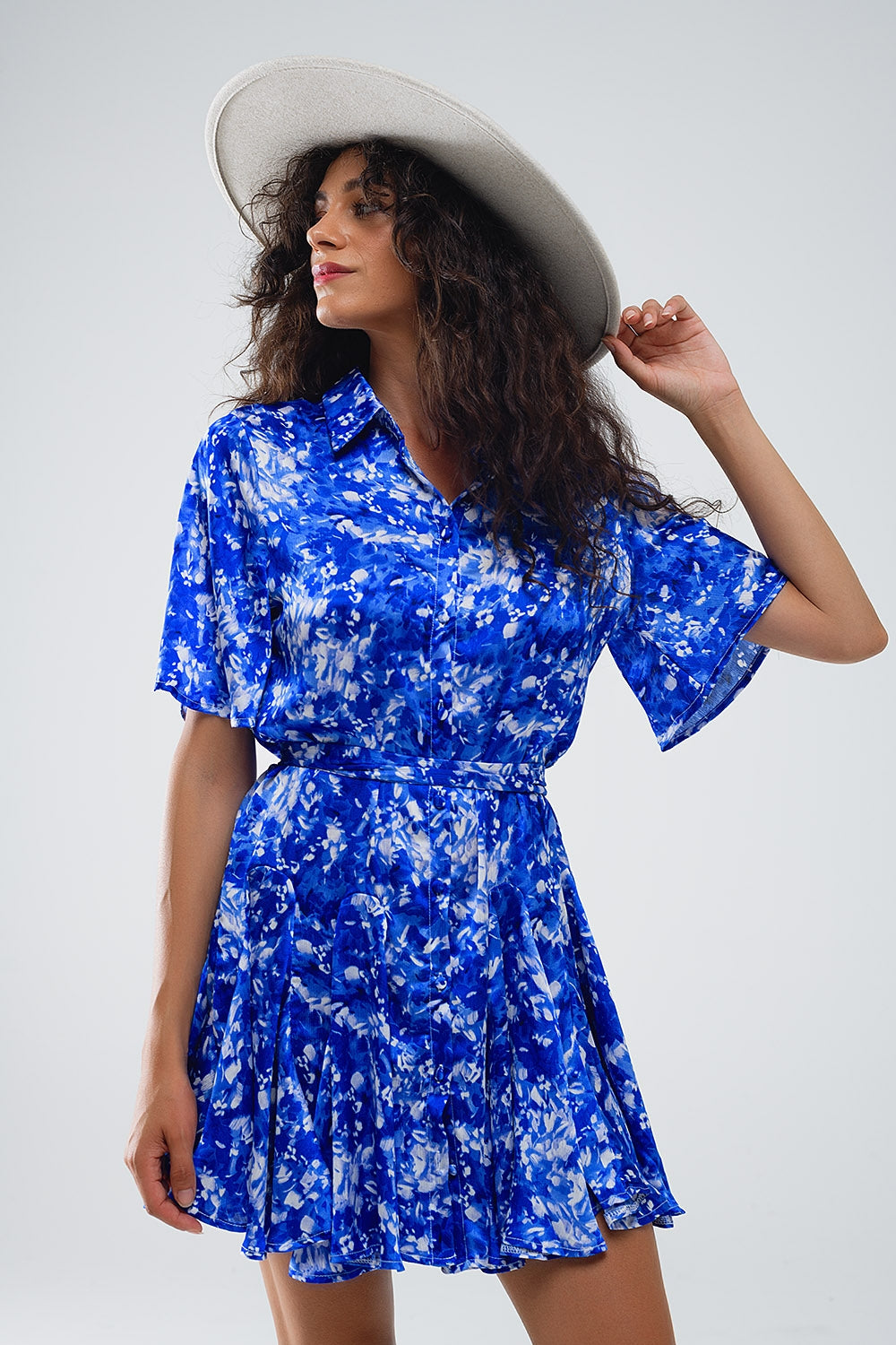 Robe chemise courte fluide à manches d'ange en imprimé abstrait bleu
