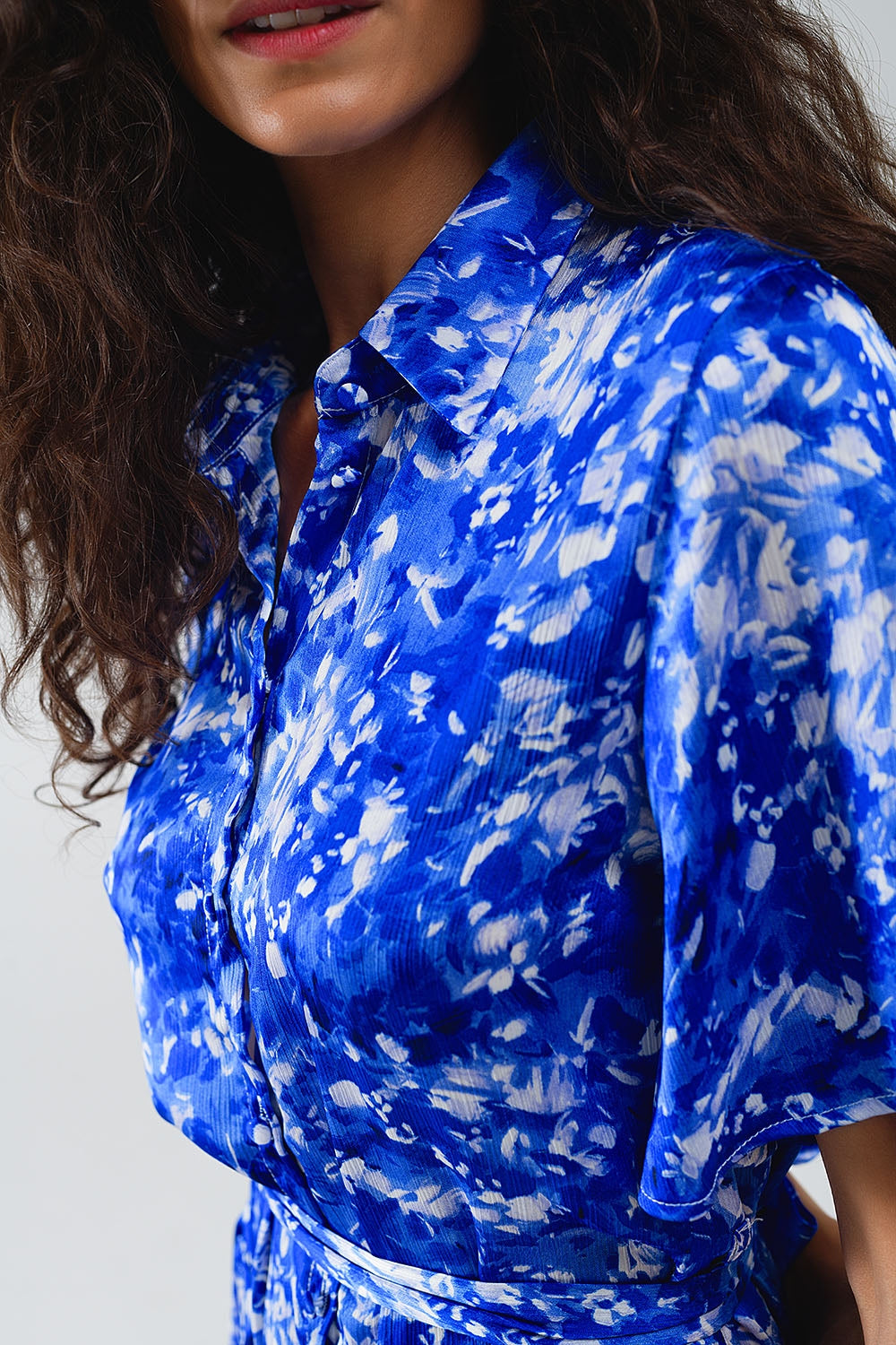 Robe chemise courte fluide à manches d'ange en imprimé abstrait bleu
