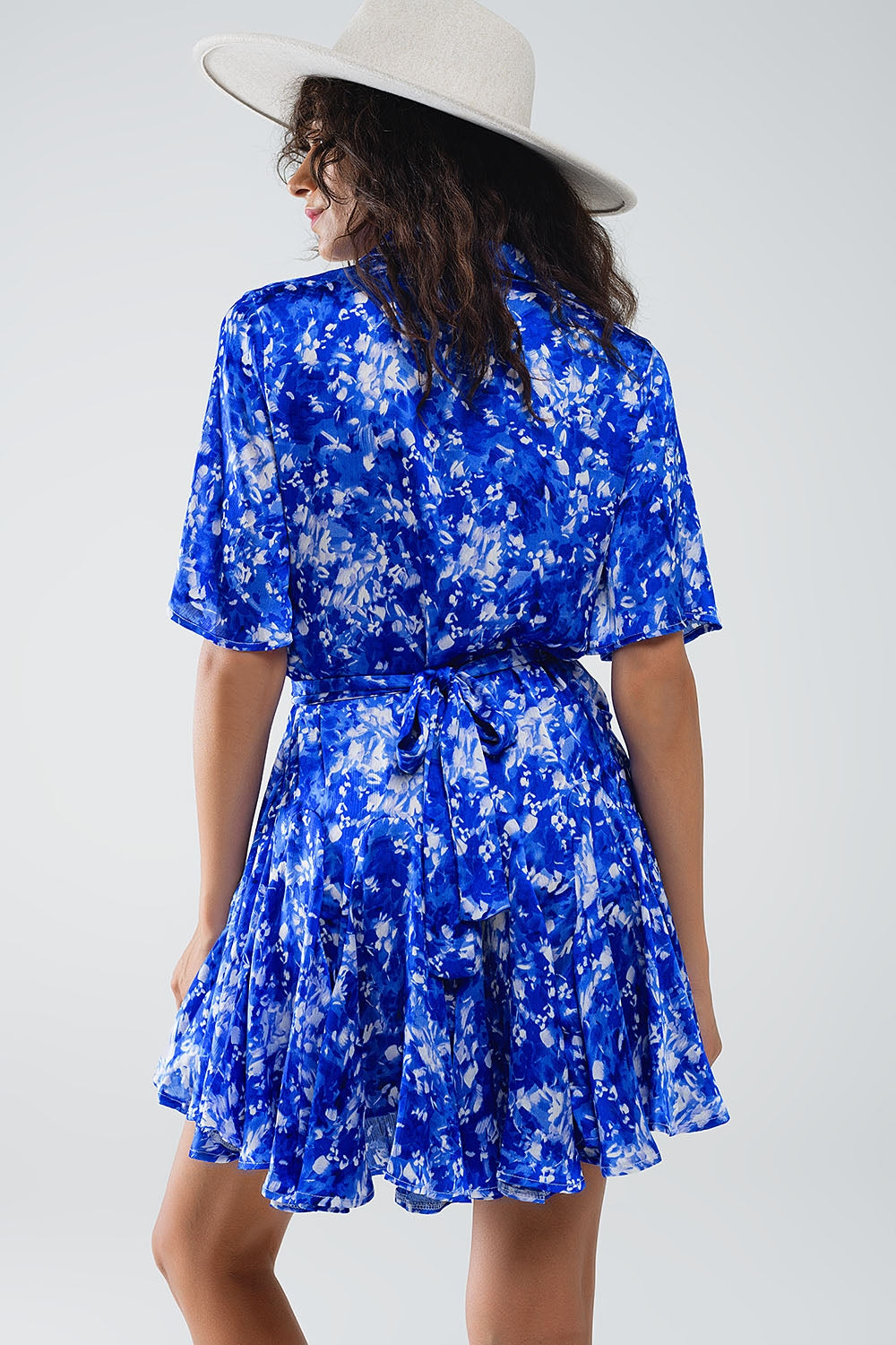 Robe chemise courte fluide à manches d'ange en imprimé abstrait bleu