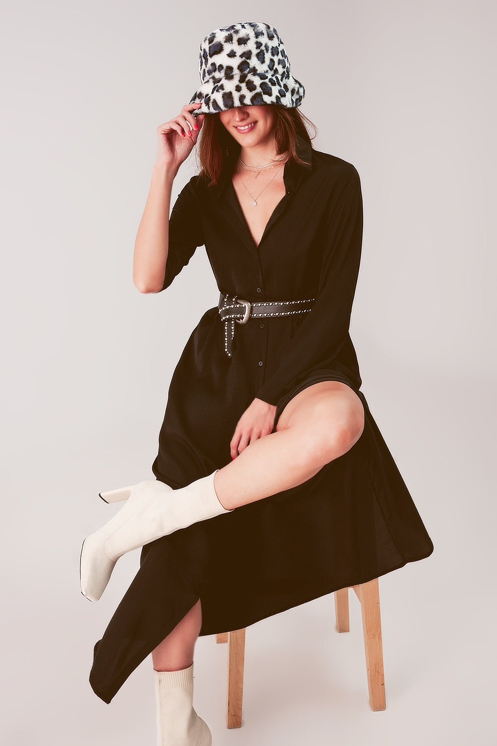Robe chemise longue ample à décolleté noire