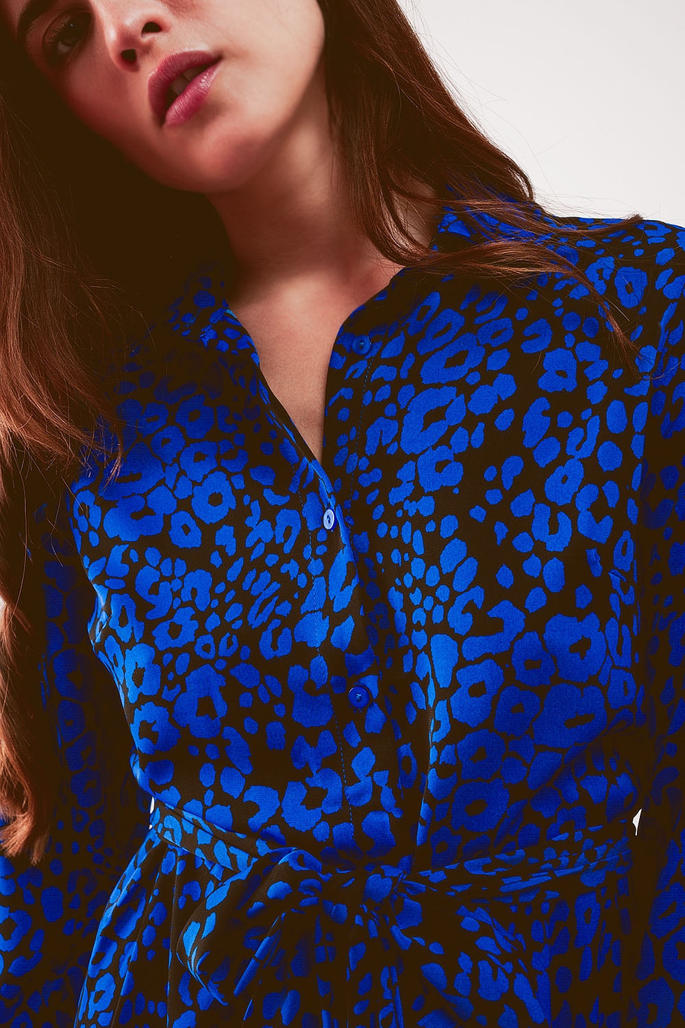 Robe chemise longue ceinturée à imprimé animal bleu