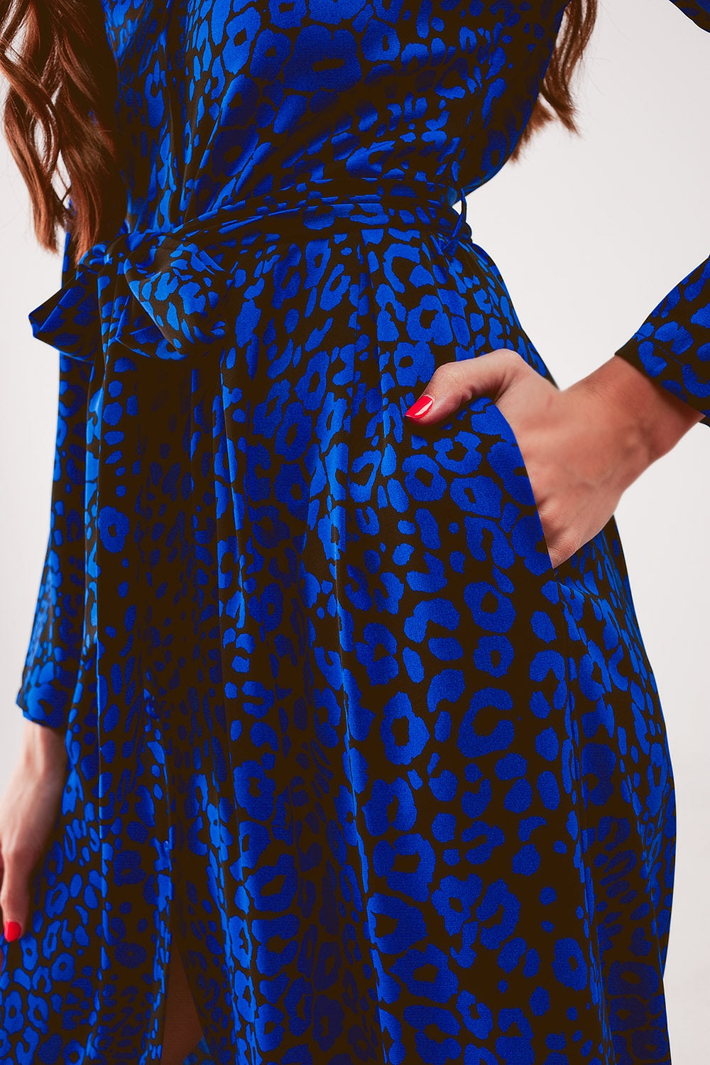 Robe chemise longue ceinturée à imprimé animal bleu