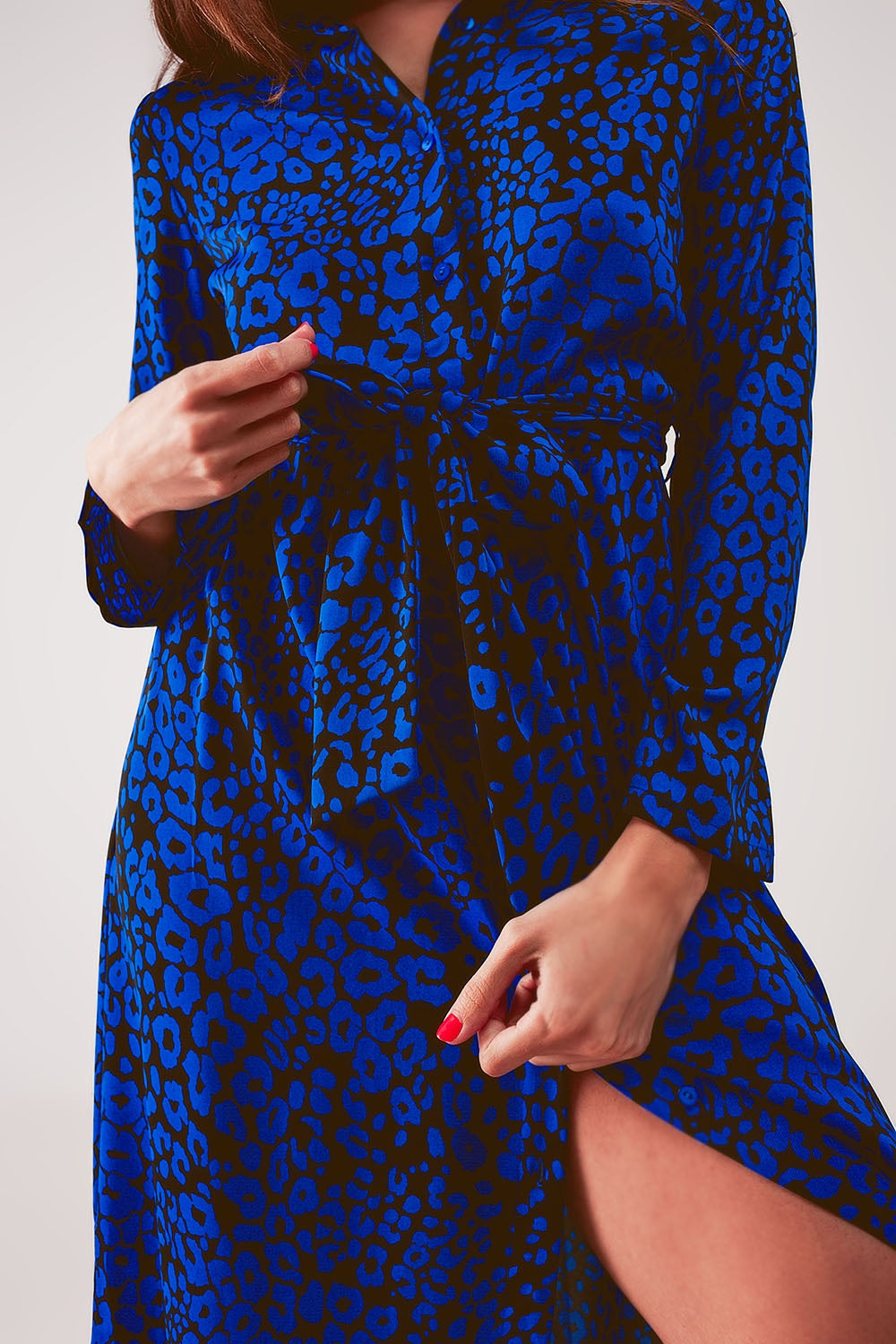 Robe chemise longue ceinturée à imprimé animal bleu