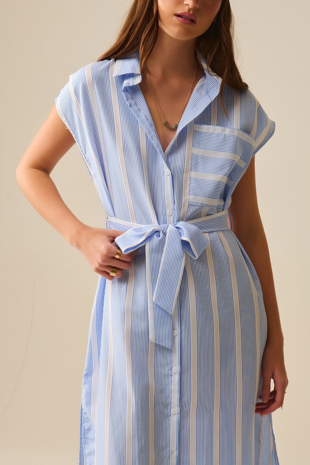 Robe chemise maxi sans manches à rayures bleues et blanches