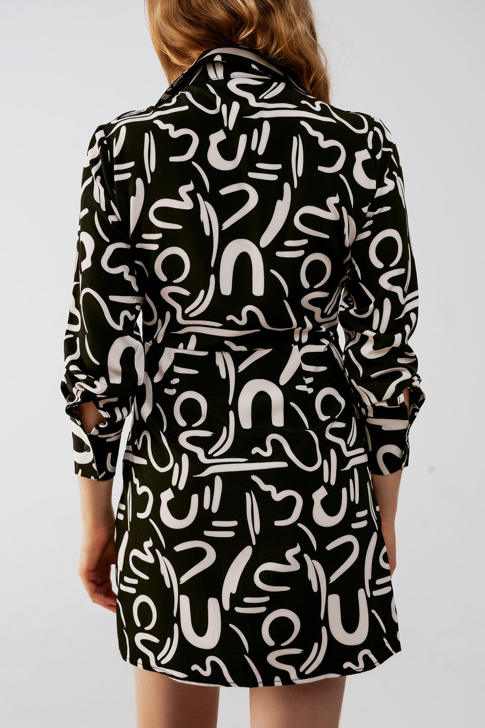 Robe chemise noire courte avec boutons sur le devant
