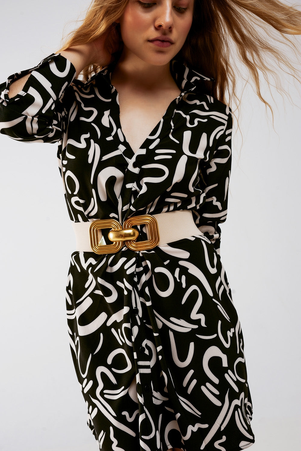 Robe chemise noire courte avec boutons sur le devant