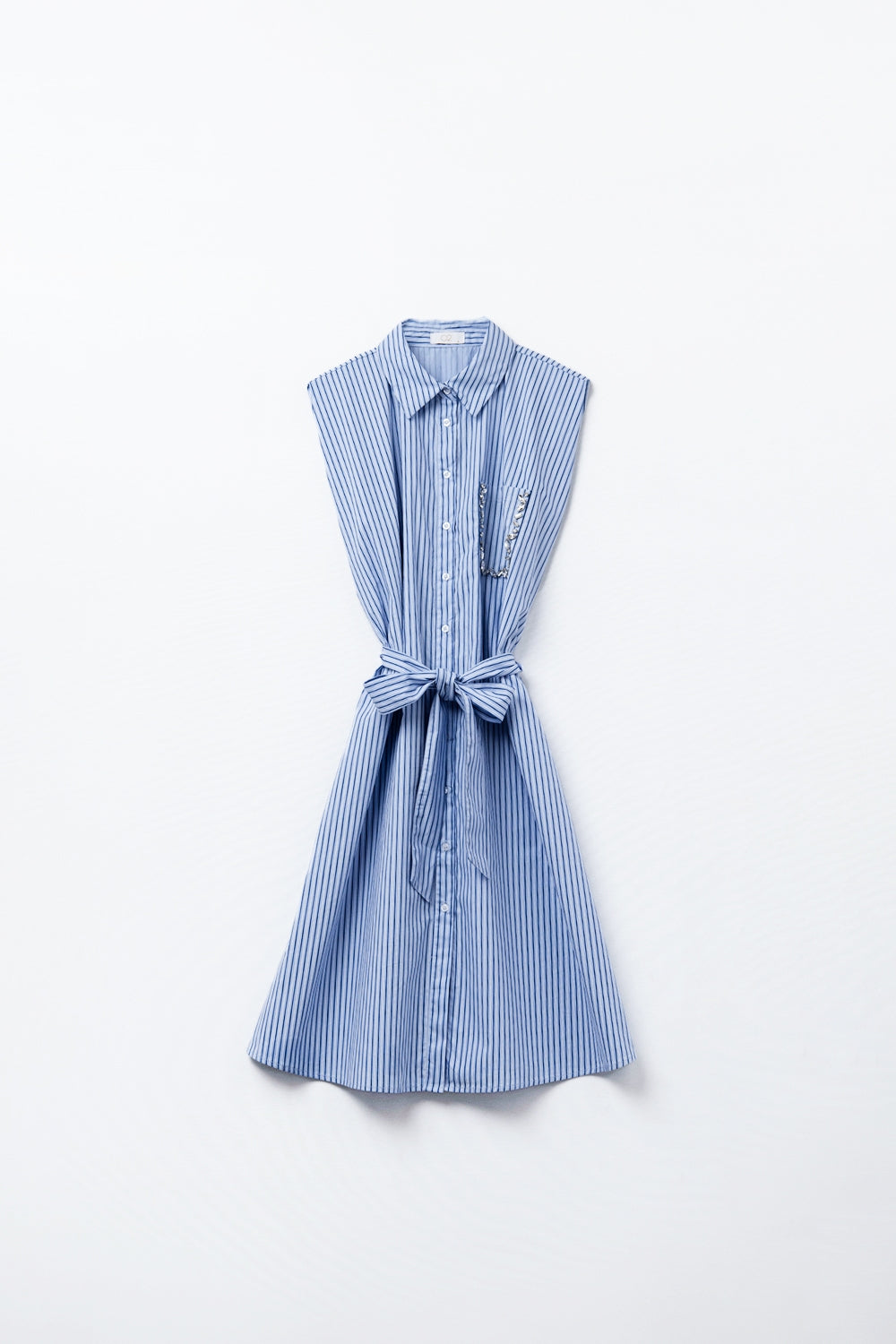 Robe chemise sans manches avec ceinture et poche brodée