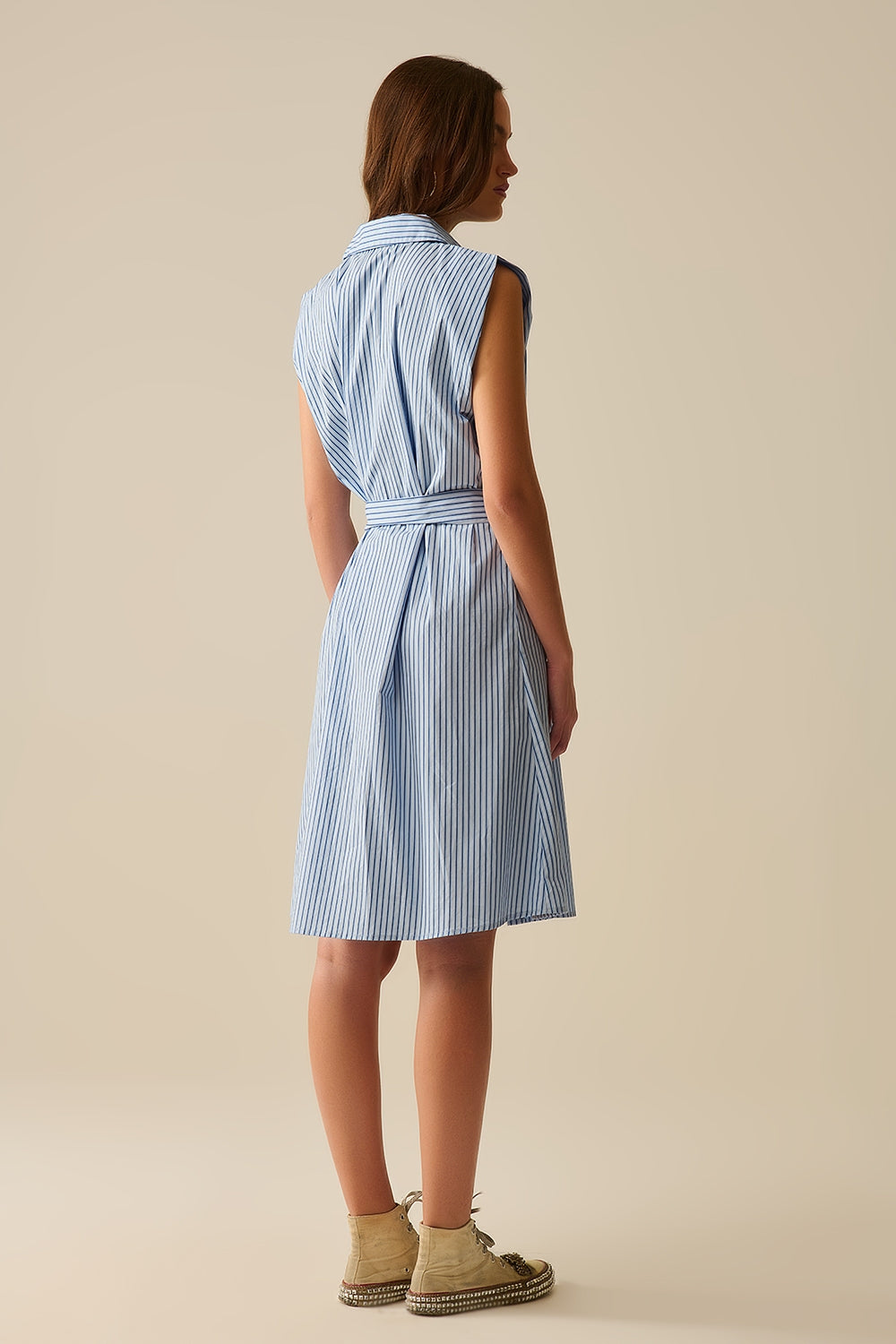 Robe chemise sans manches avec ceinture et poche brodée
