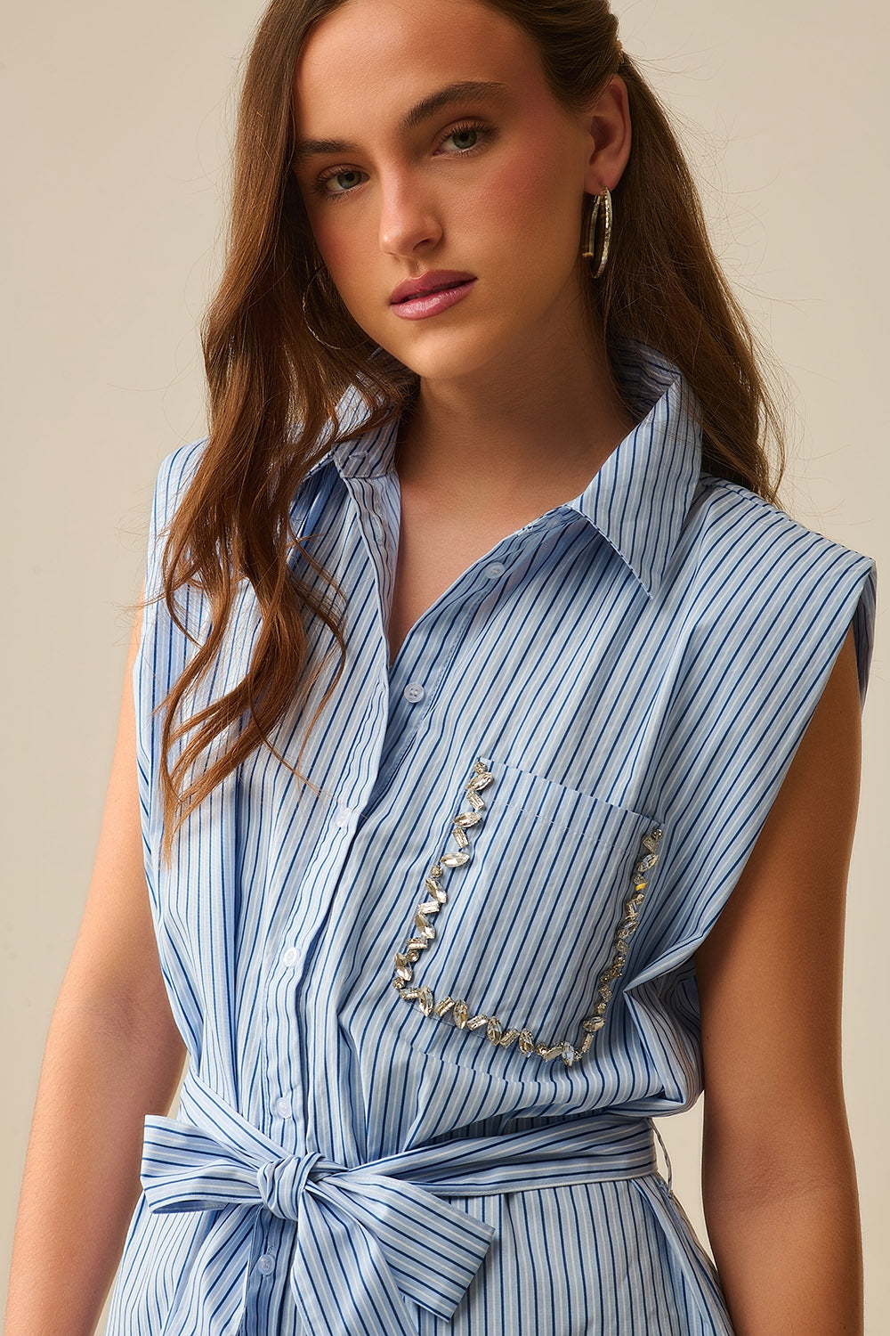 Robe chemise sans manches avec ceinture et poche brodée