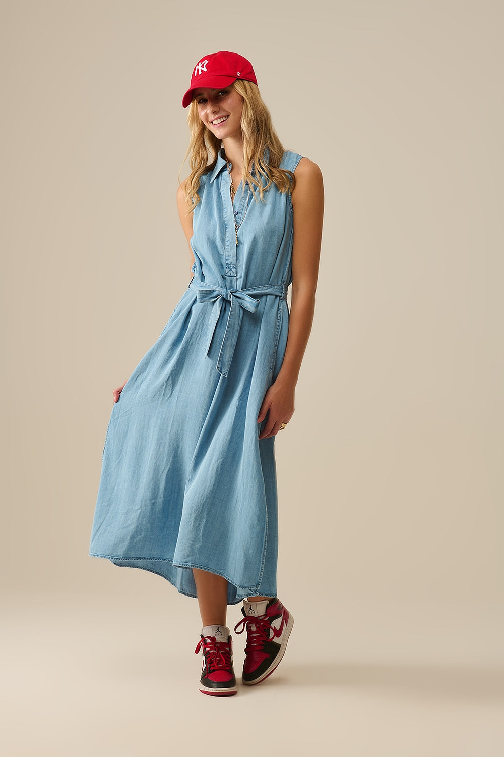 Robe chemise sans manches en tissu tencel en bleu