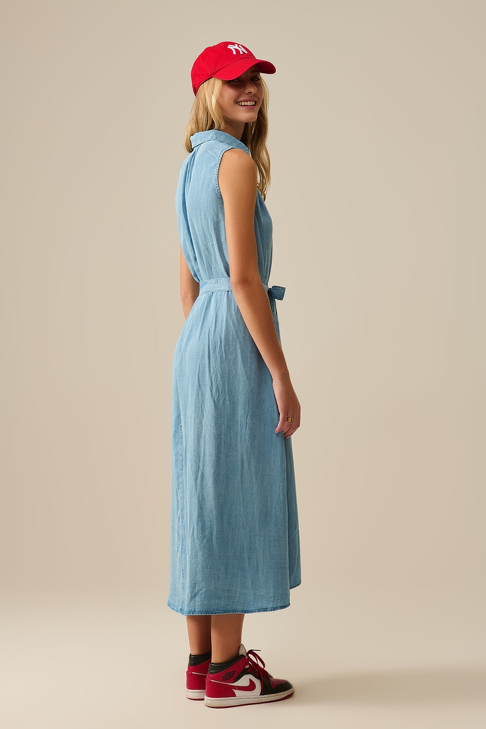 Robe chemise sans manches en tissu tencel en bleu