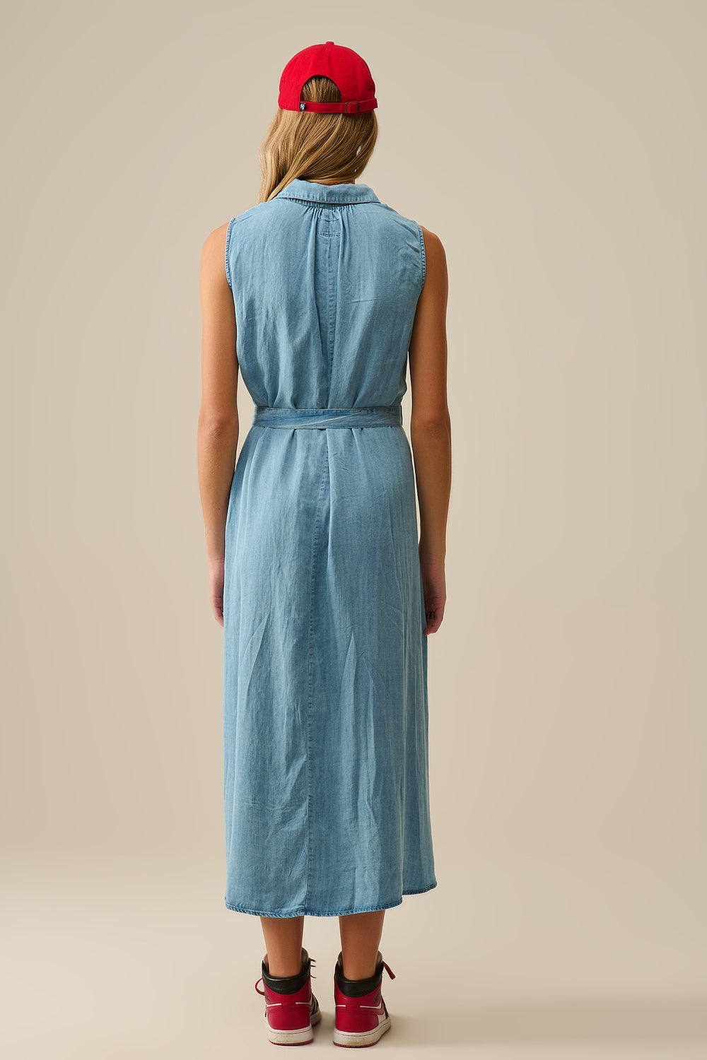 Robe chemise sans manches en tissu tencel en bleu