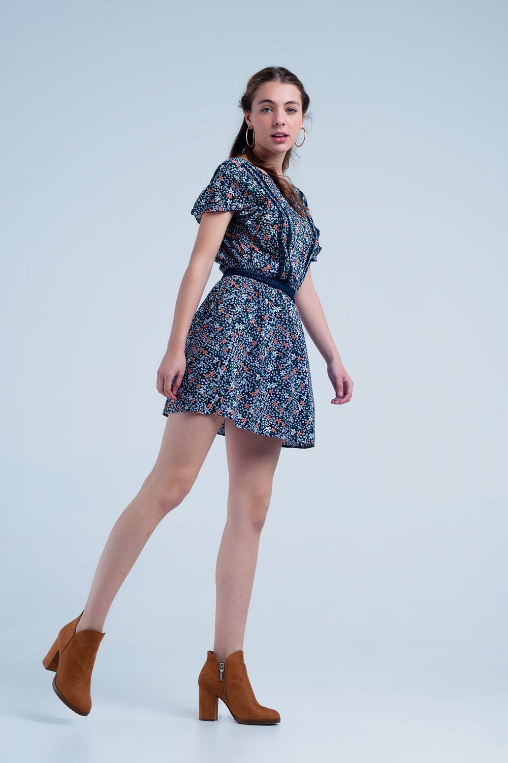 Robe couleur marine à fleurs avec arrière ouvert