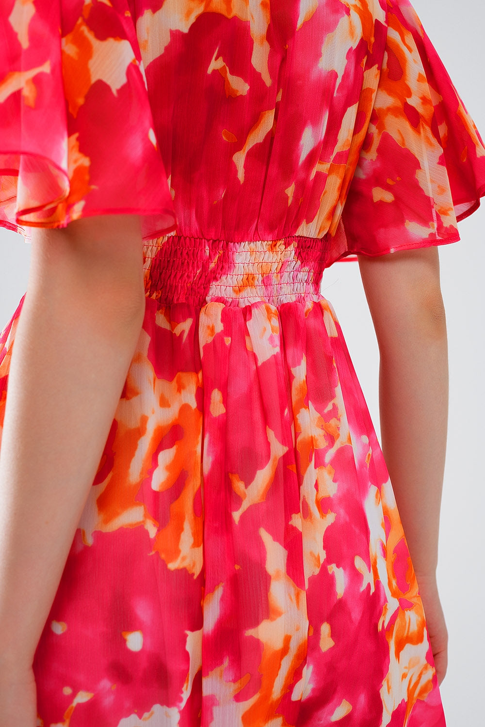 Robe courte à col en V avec imprimé abstrait en rose et blanc