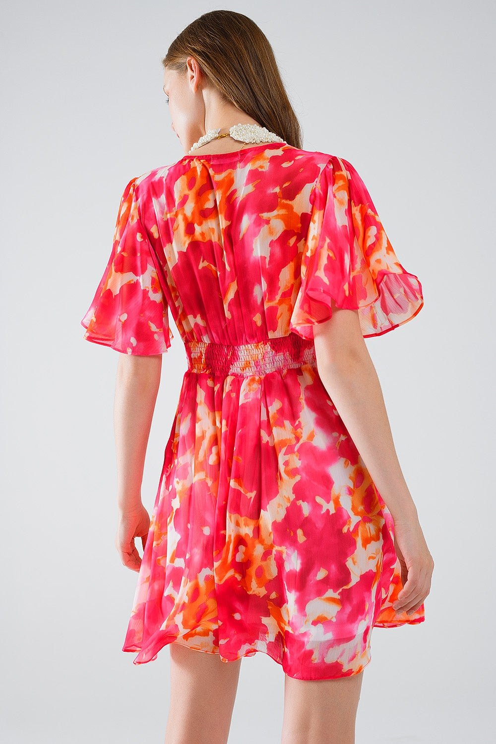 Robe courte à col en V avec imprimé abstrait en rose et blanc