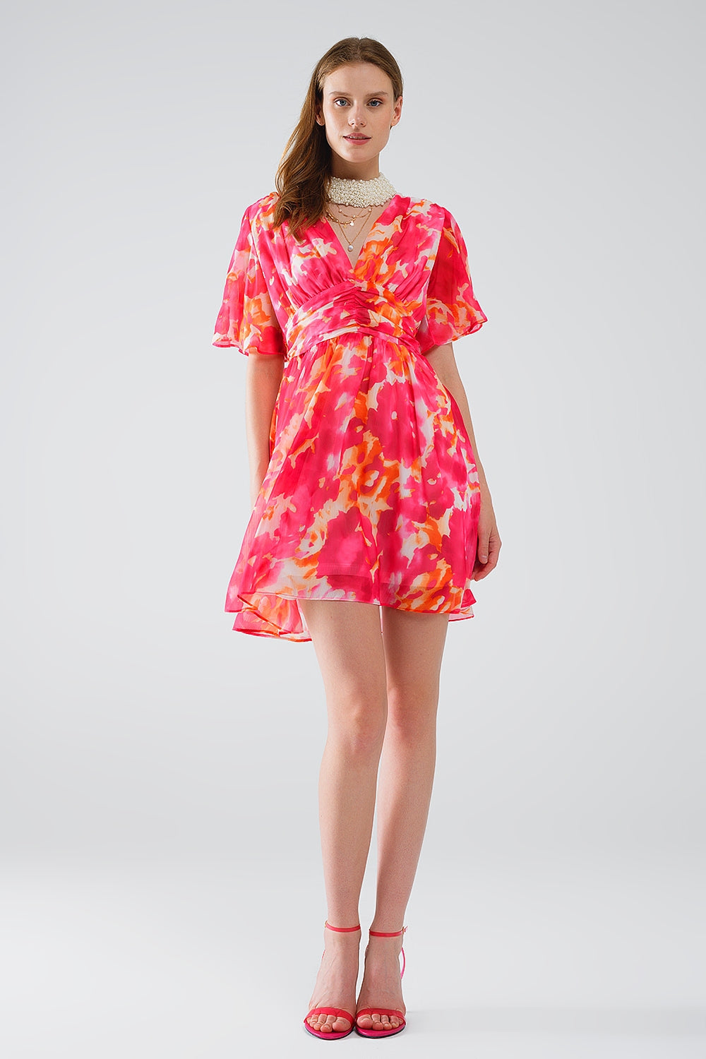 Robe courte à col en V avec imprimé abstrait en rose et blanc