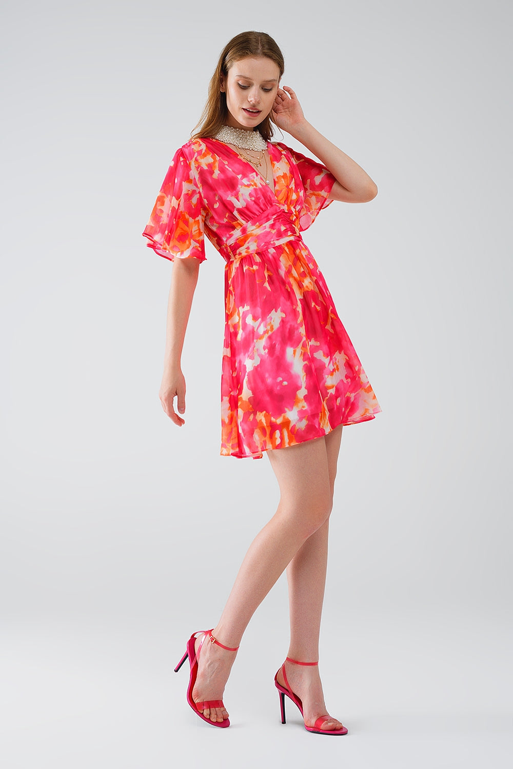 Robe courte à col en V avec imprimé abstrait en rose et blanc