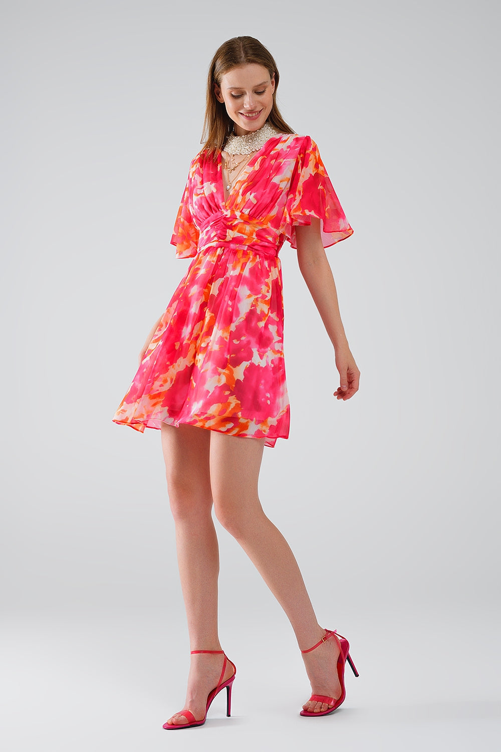 Robe courte à col en V avec imprimé abstrait en rose et blanc