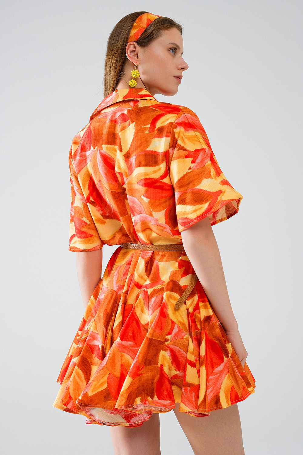Robe courte à imprimé abstrait en brun rouge et brun