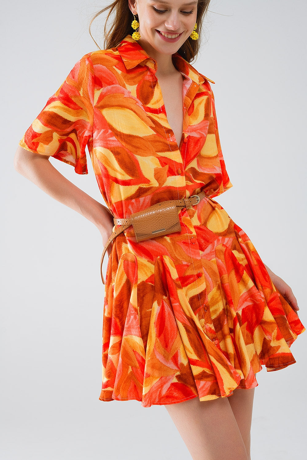 Robe courte à imprimé abstrait en brun rouge et brun