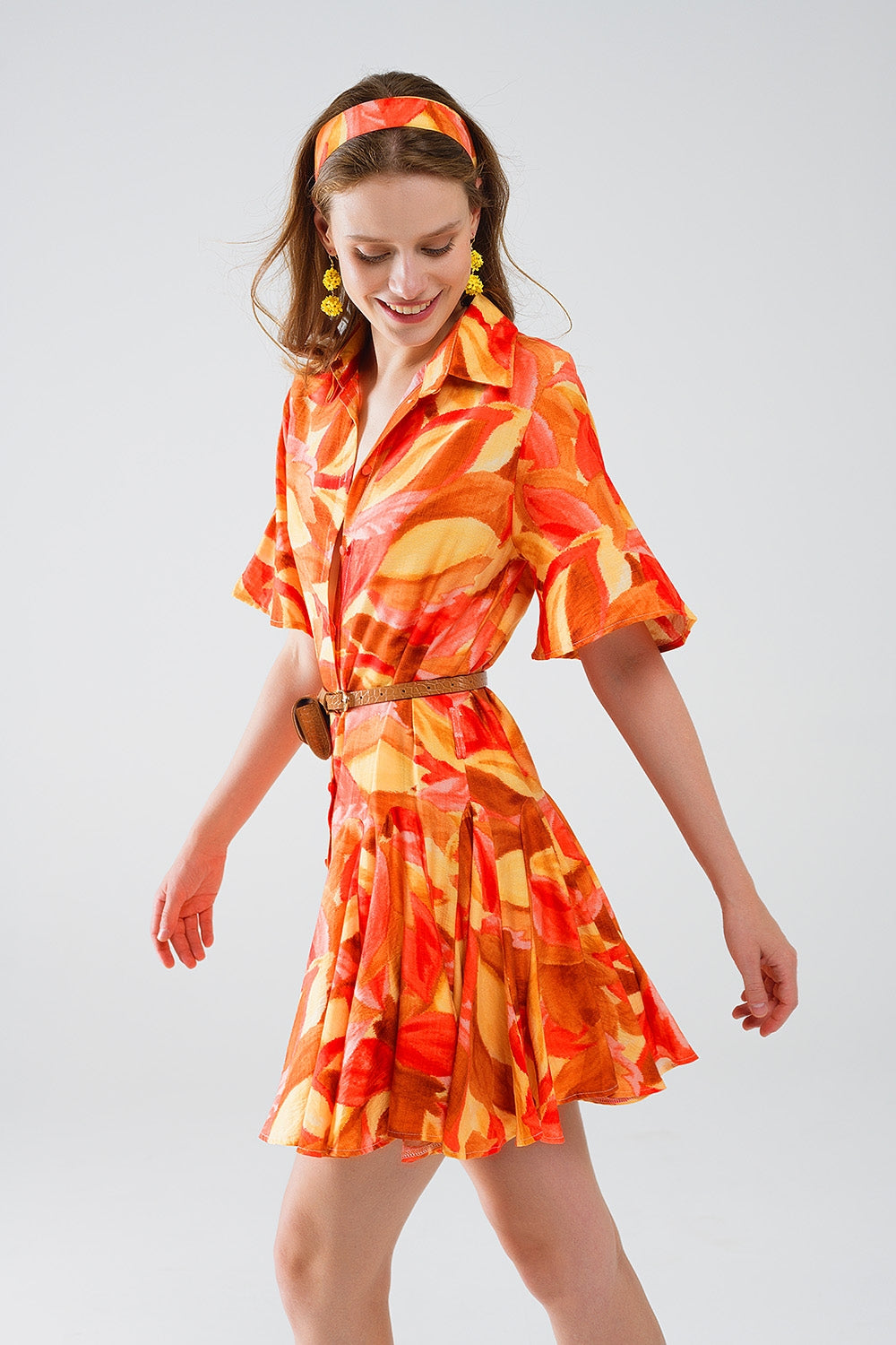 Robe courte à imprimé abstrait en brun rouge et brun