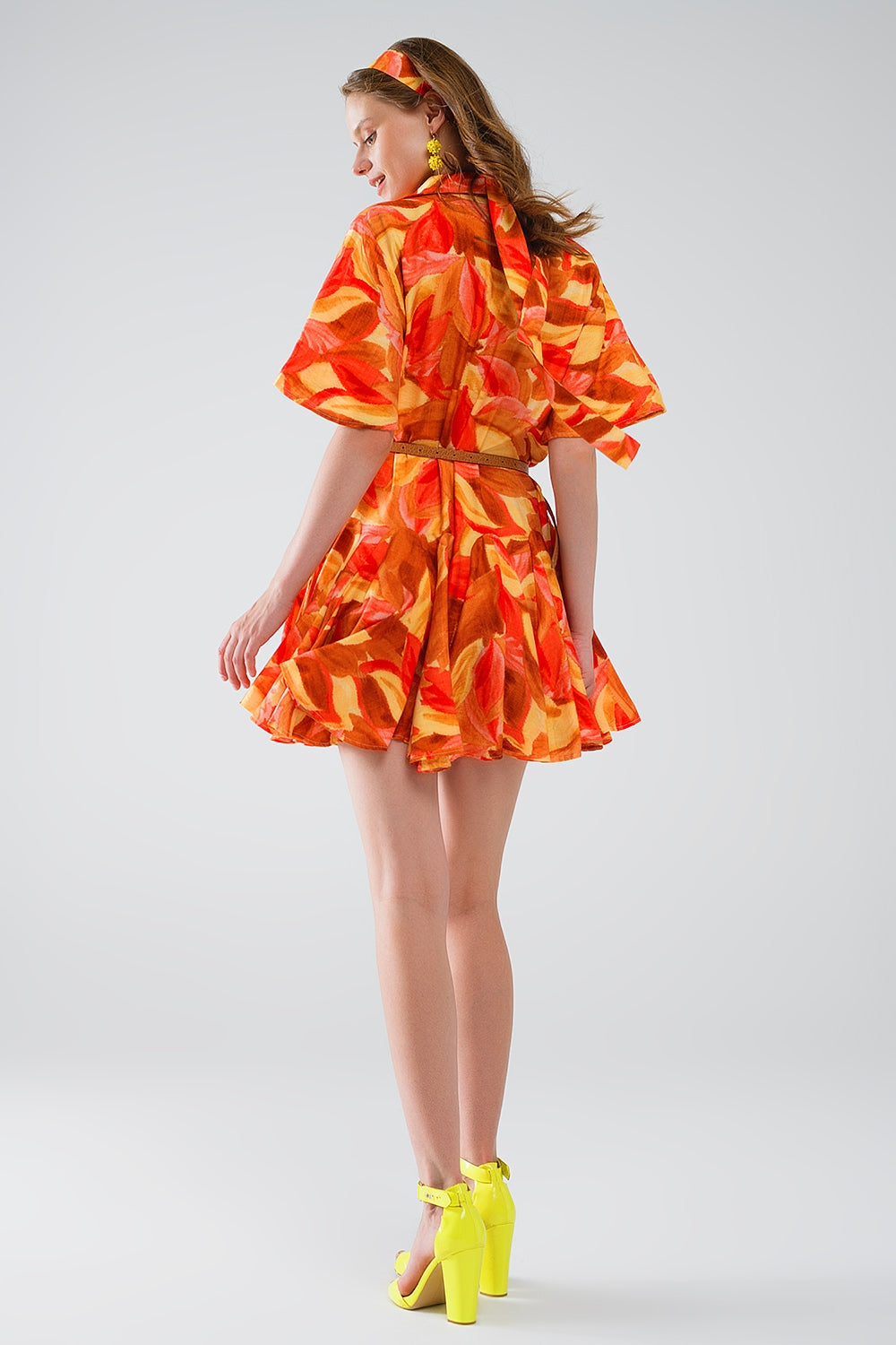 Robe courte à imprimé abstrait en brun rouge et brun