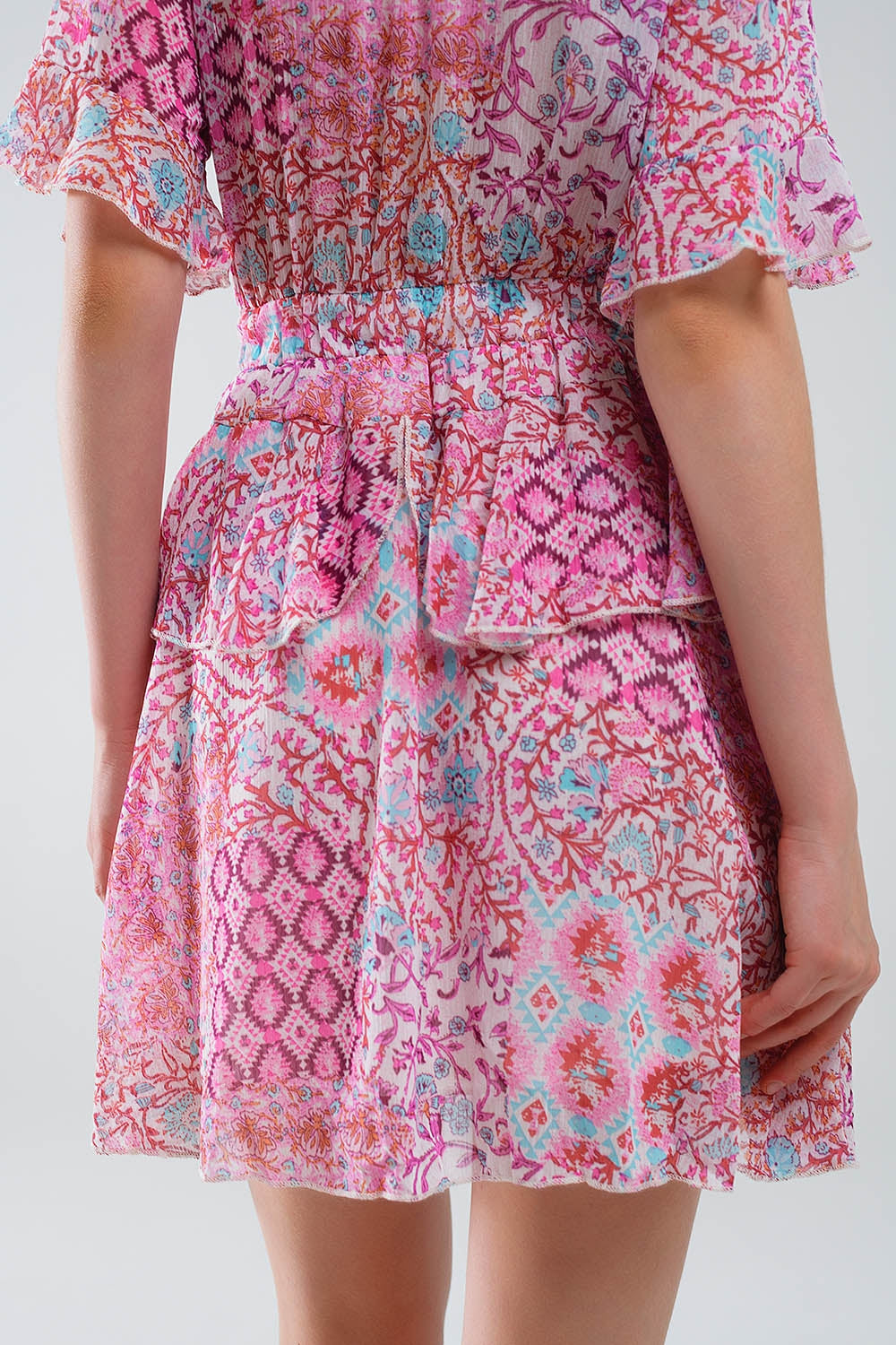 Robe courte à imprimé abstrait et jupe à volants en nuances de rose