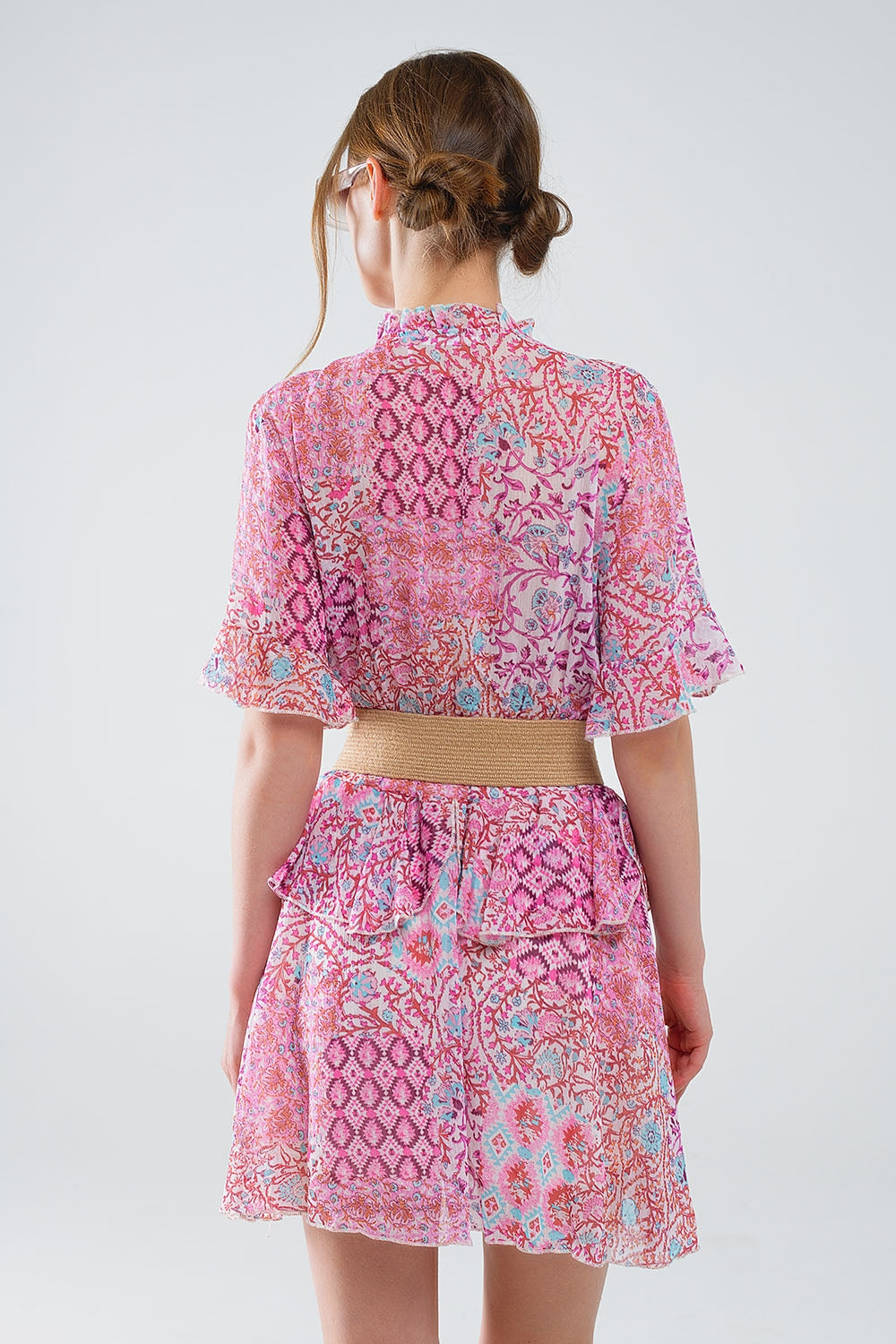 Robe courte à imprimé abstrait et jupe à volants en nuances de rose