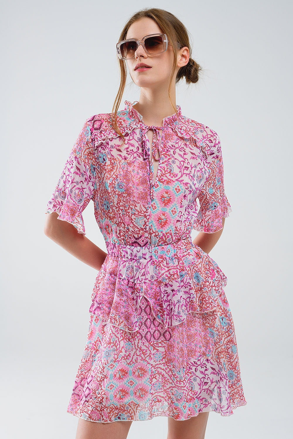 Robe courte à imprimé abstrait et jupe à volants en nuances de rose