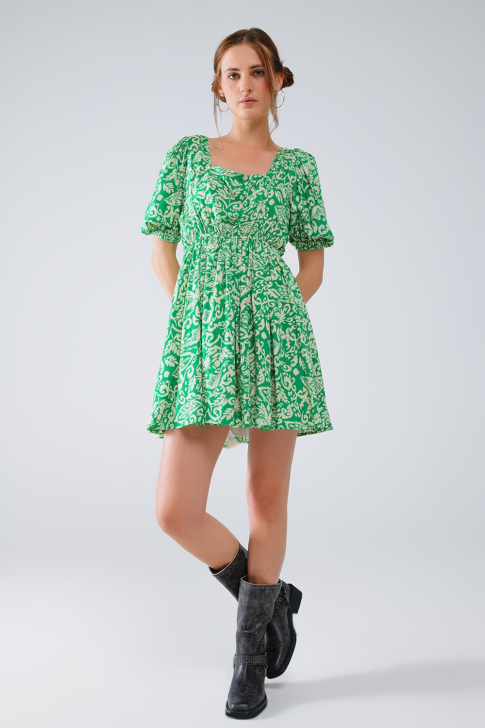 robe courte à imprimé floral avec dos froncé en vert