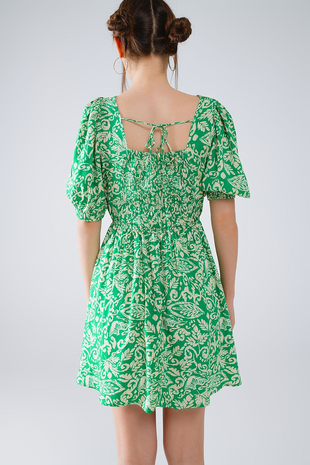 robe courte à imprimé floral avec dos froncé en vert
